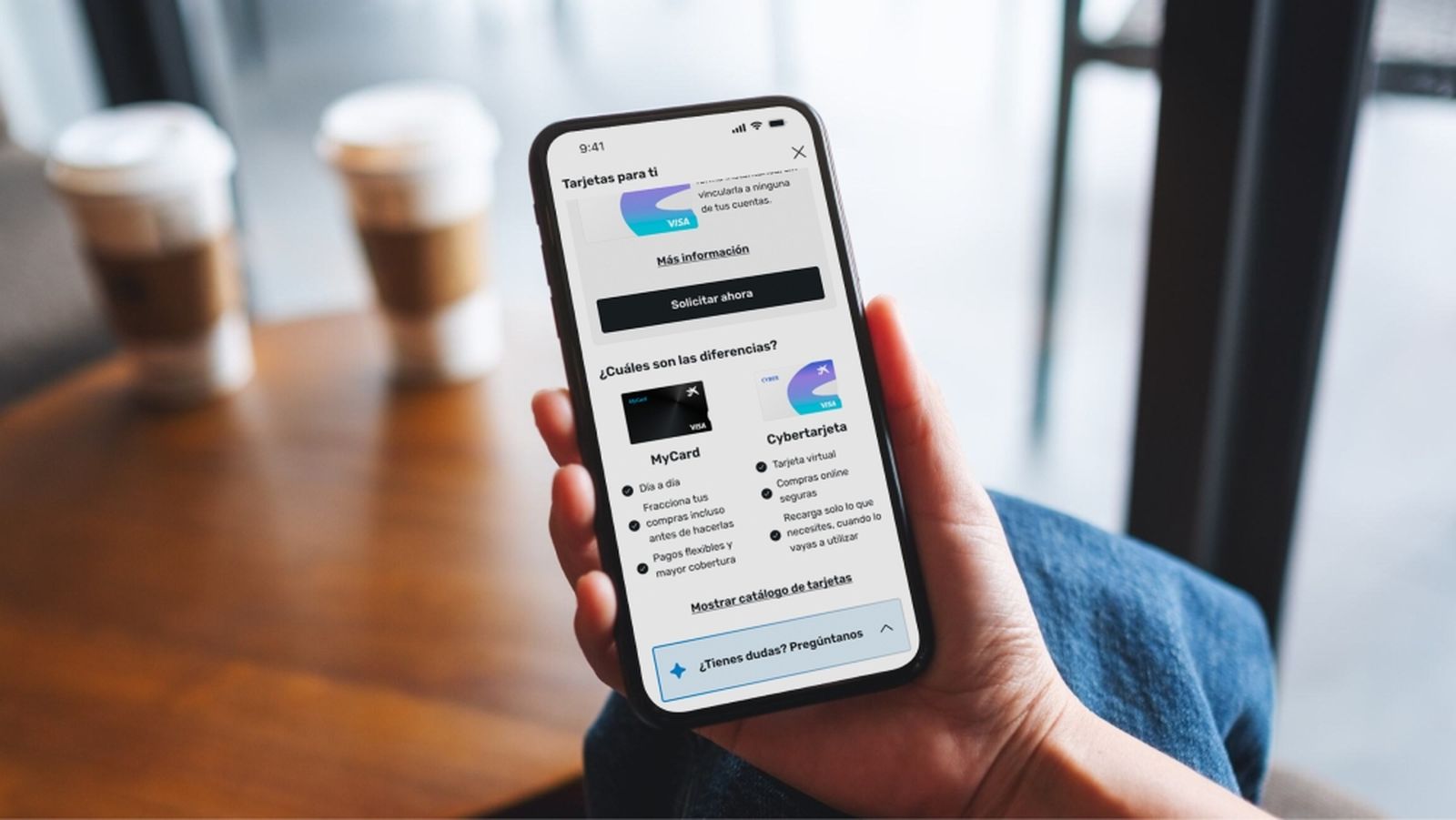Un cliente utiliza la app de CaixaBank.