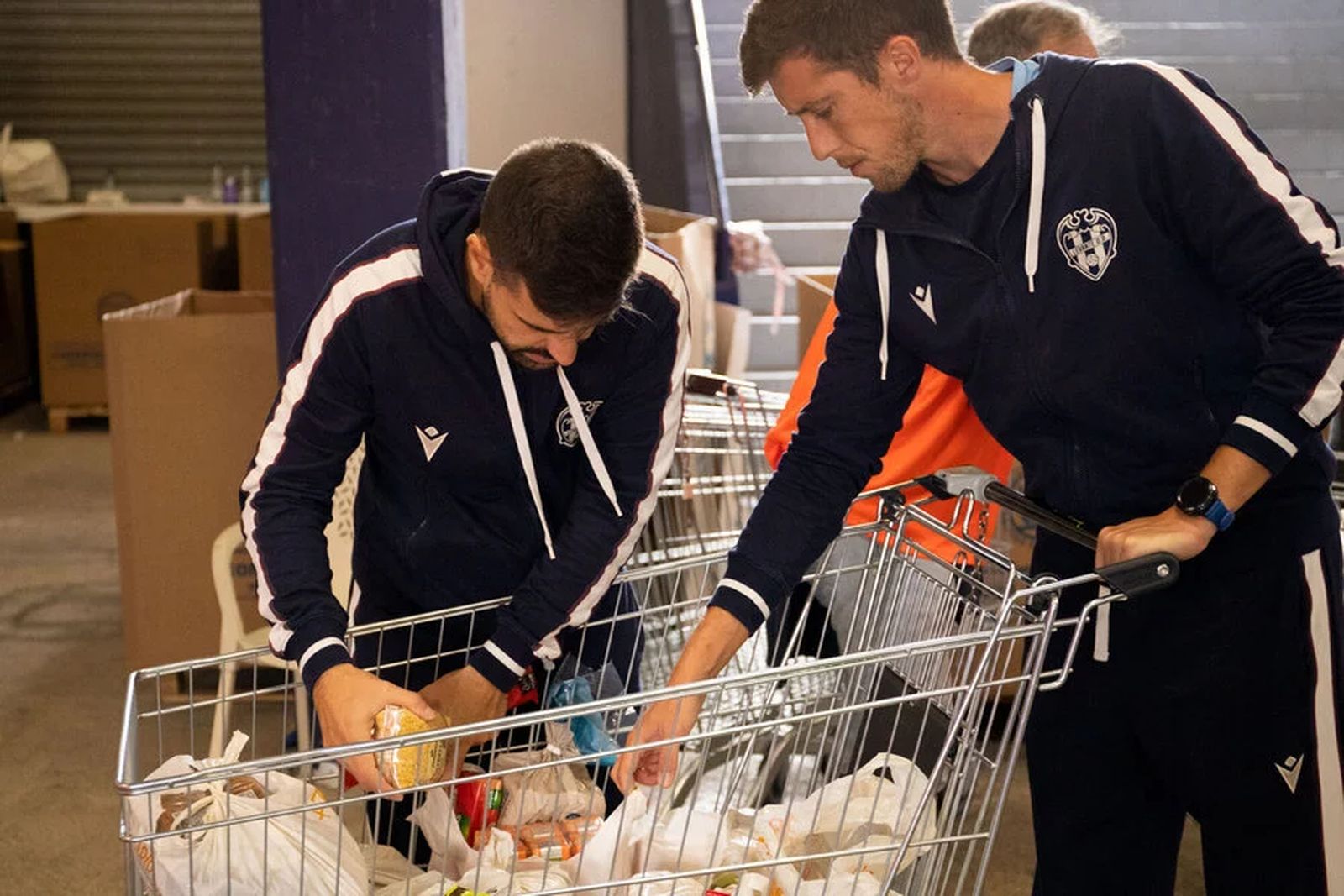 Reparto de alimentos del Levante UD