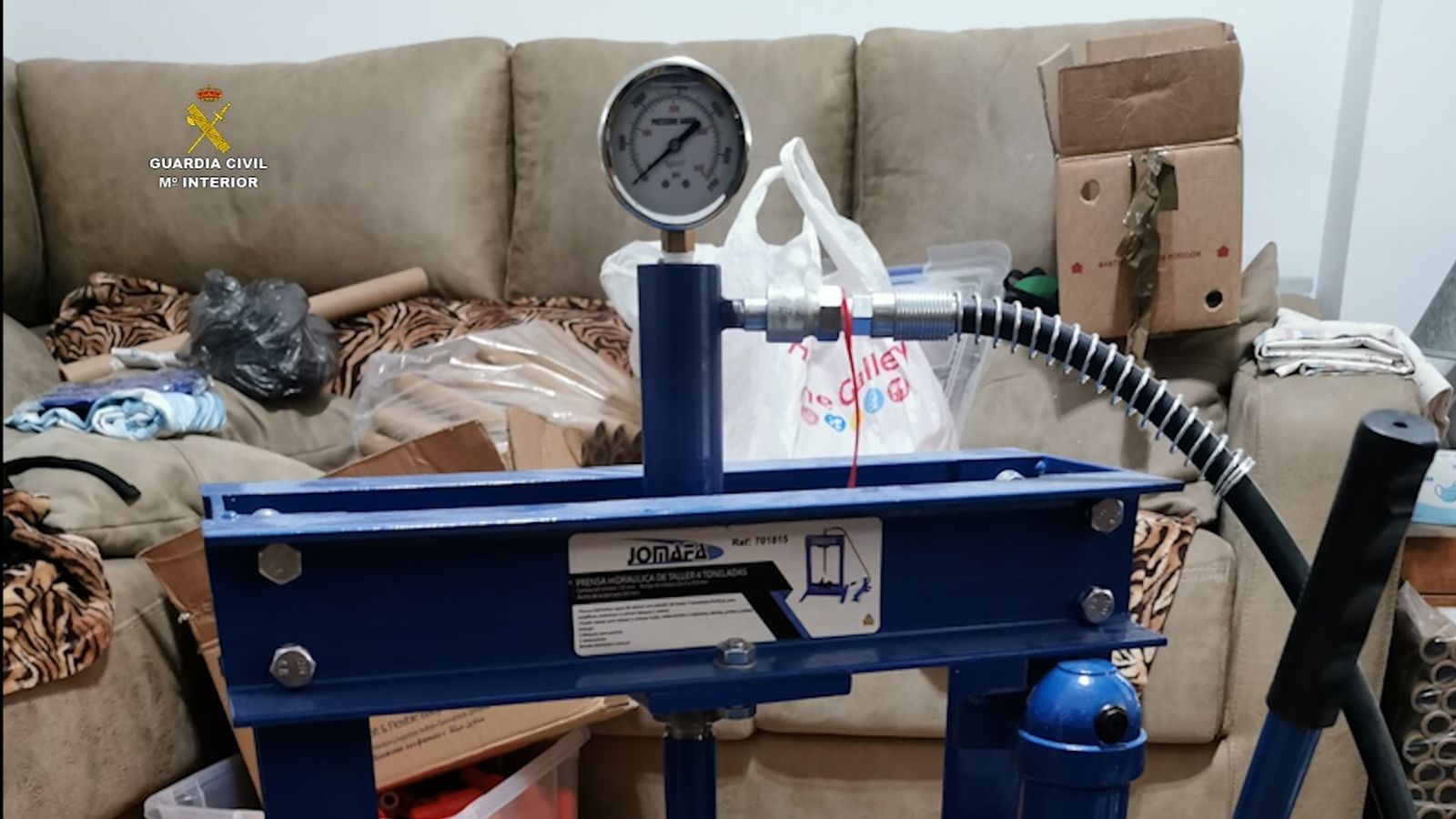 Herramientas que el detenido usaba para fabricar los artefactos explosivos en su domicilio.