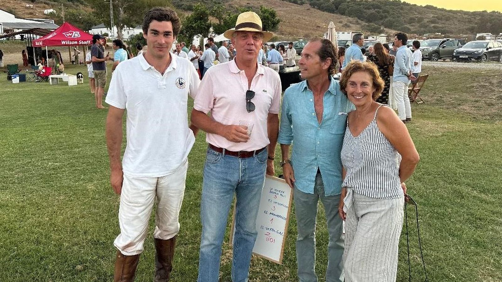 Borja Melgarejo tras finalizar un partido con Juan Maldonado y los hermanos Javier y Almudena Melgarejo.