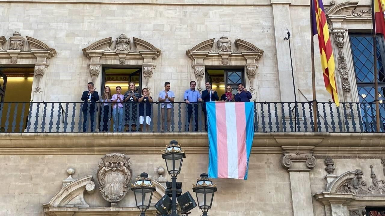 Bandera Trans colgada en el Ayuntamiento de Palma