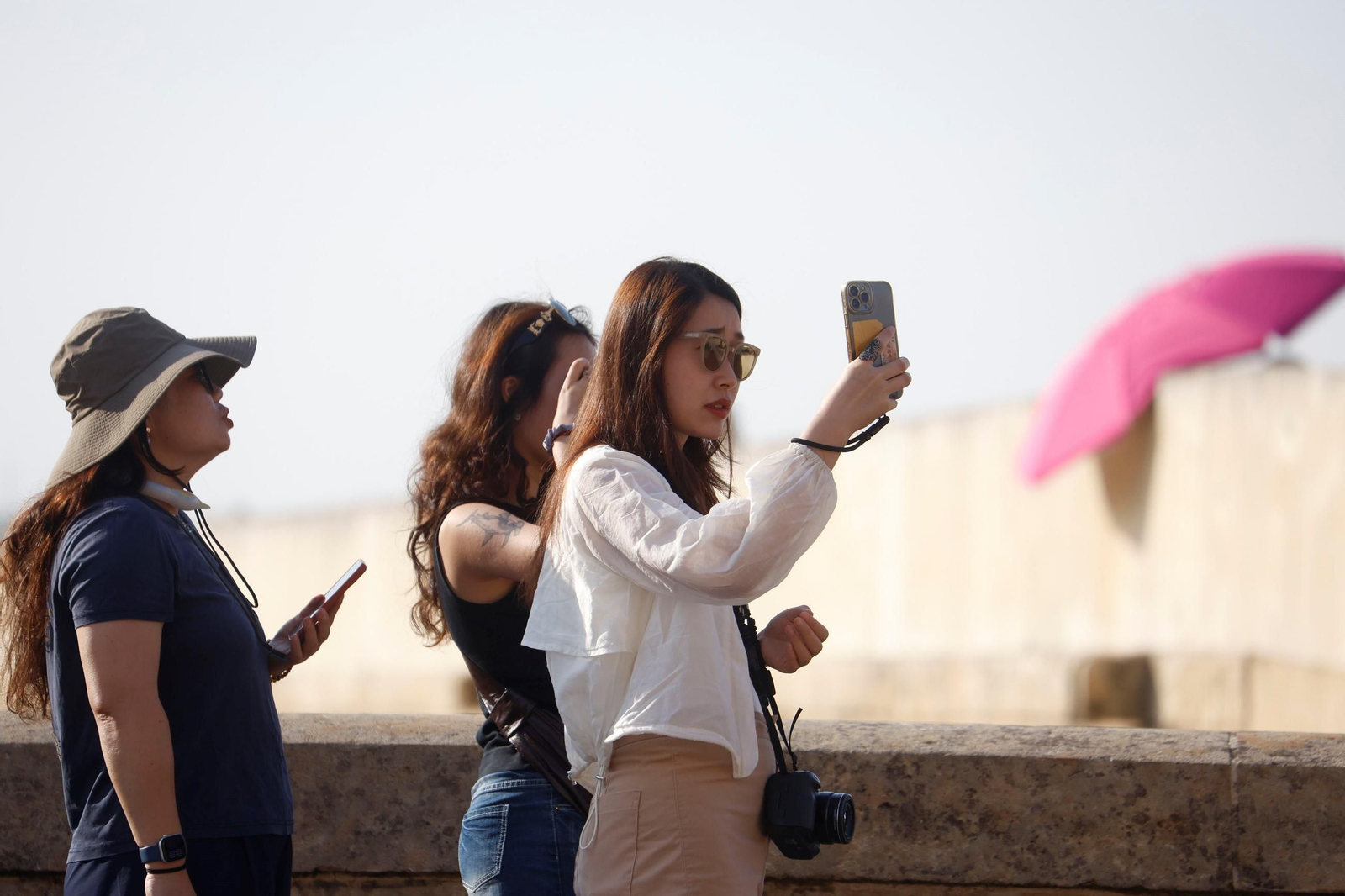 Unas turistas pasean por el Puente Romano de Córdoba.