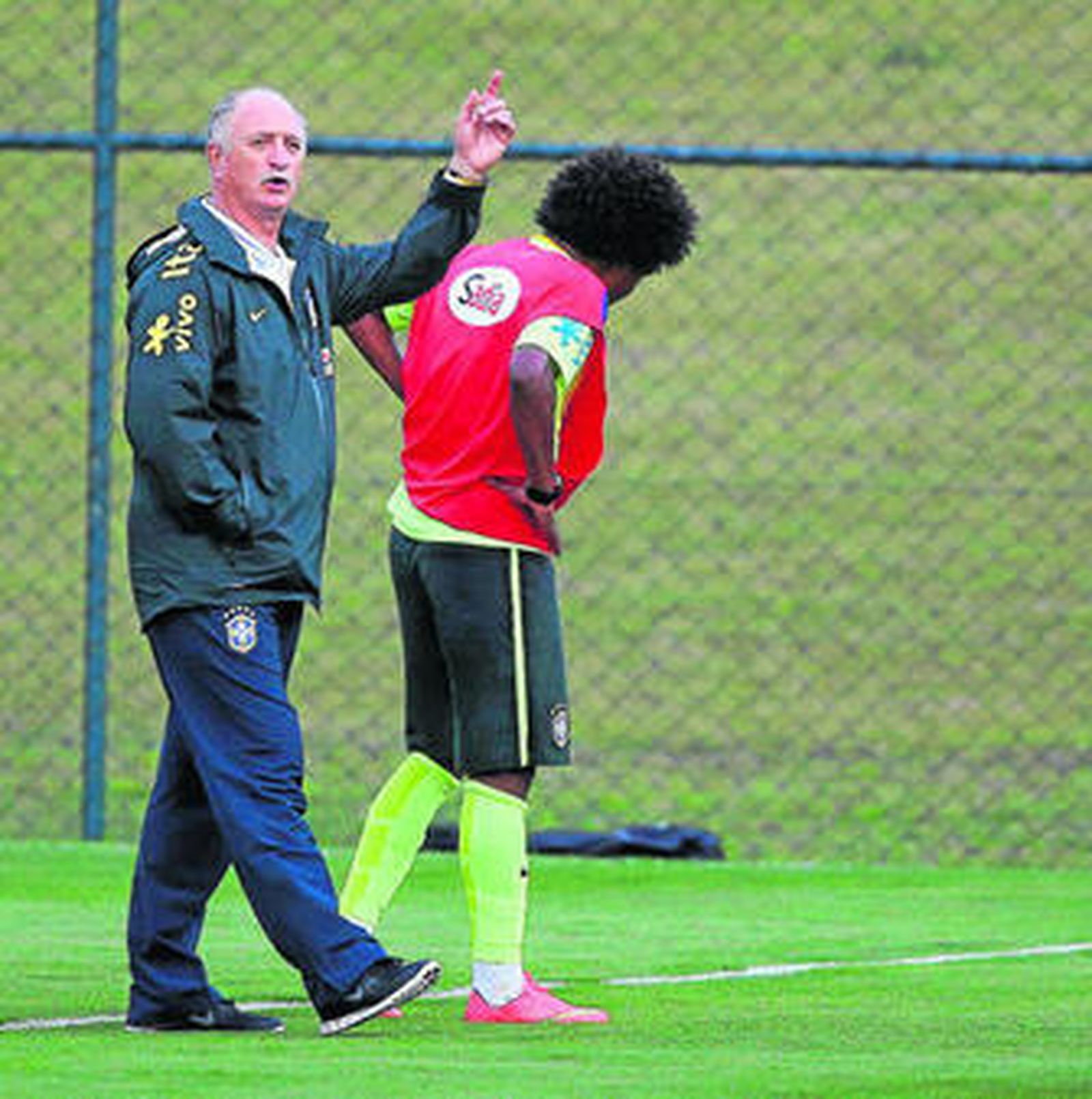 Scolari, en el entrenamiento de Brasil junto a Willian, candidato a suplir a Neymar.