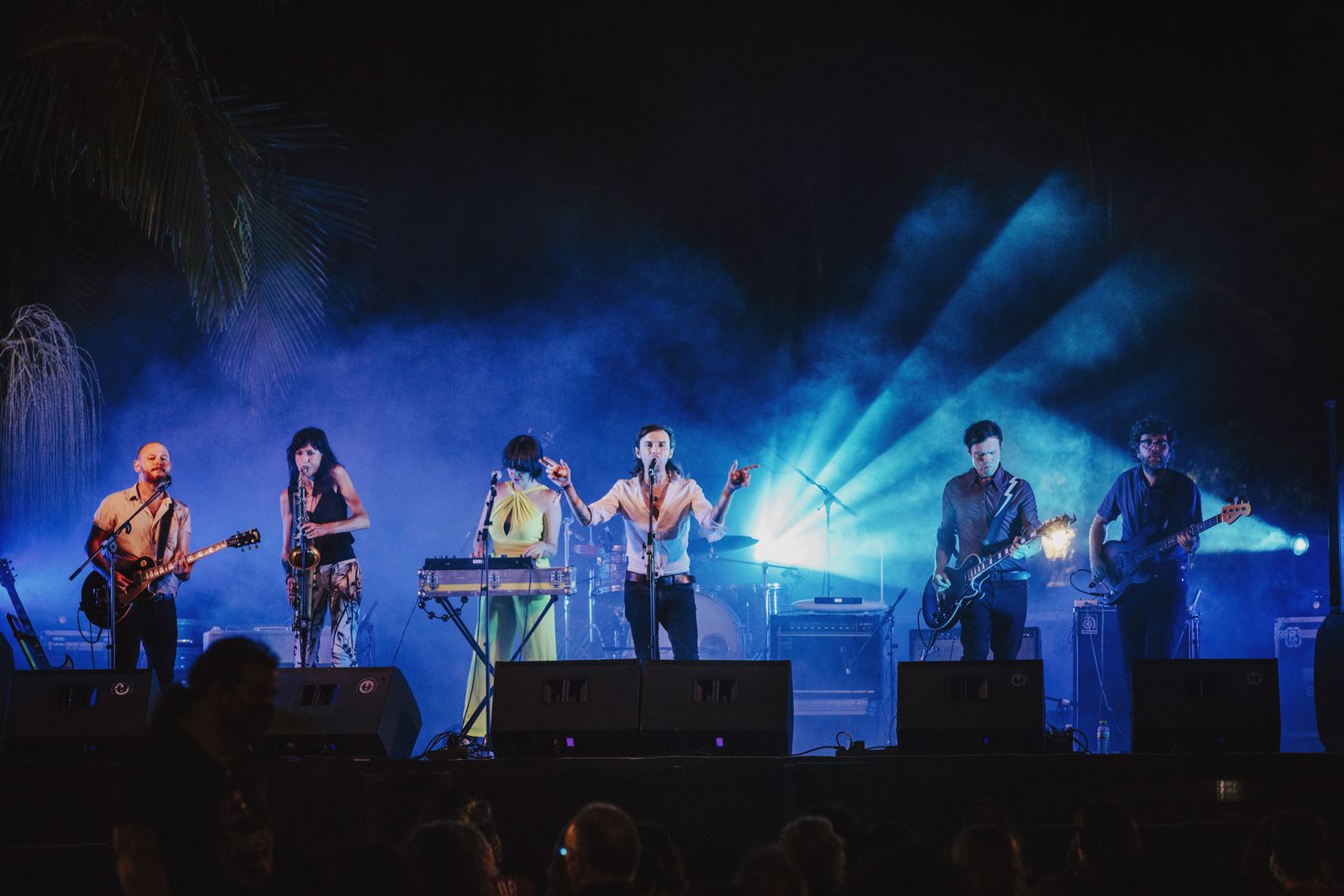 Chencho Fernández con el respaldo instrumental de All La Glory y Mercedes Bernal