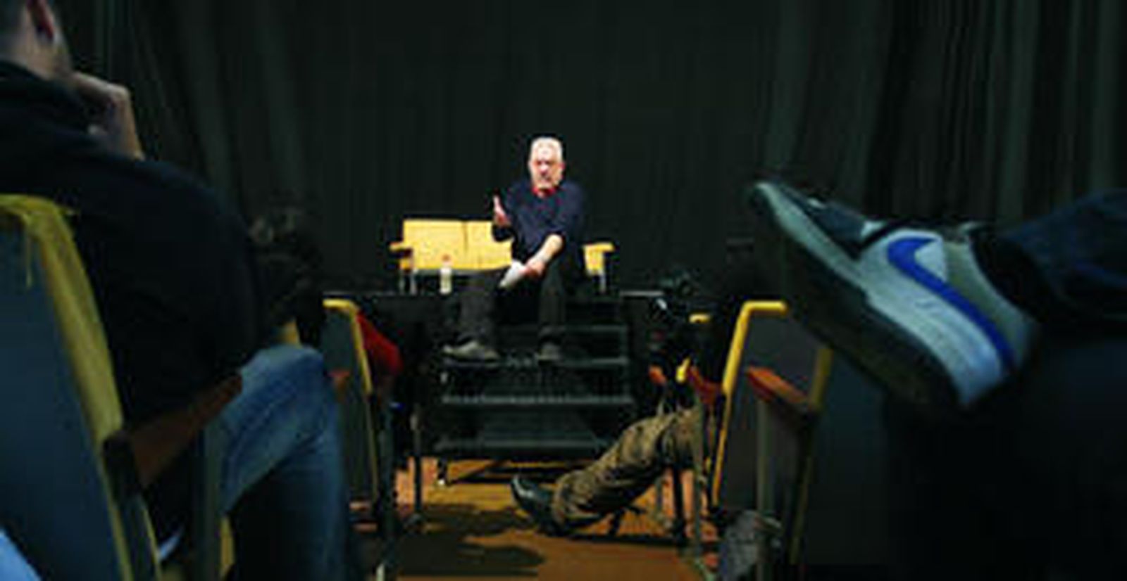 El director de cine Imanol Uribe, ayer en Málaga frente a los alumnos del taller que ha impartido sobre interpretación, escritura y dirección.