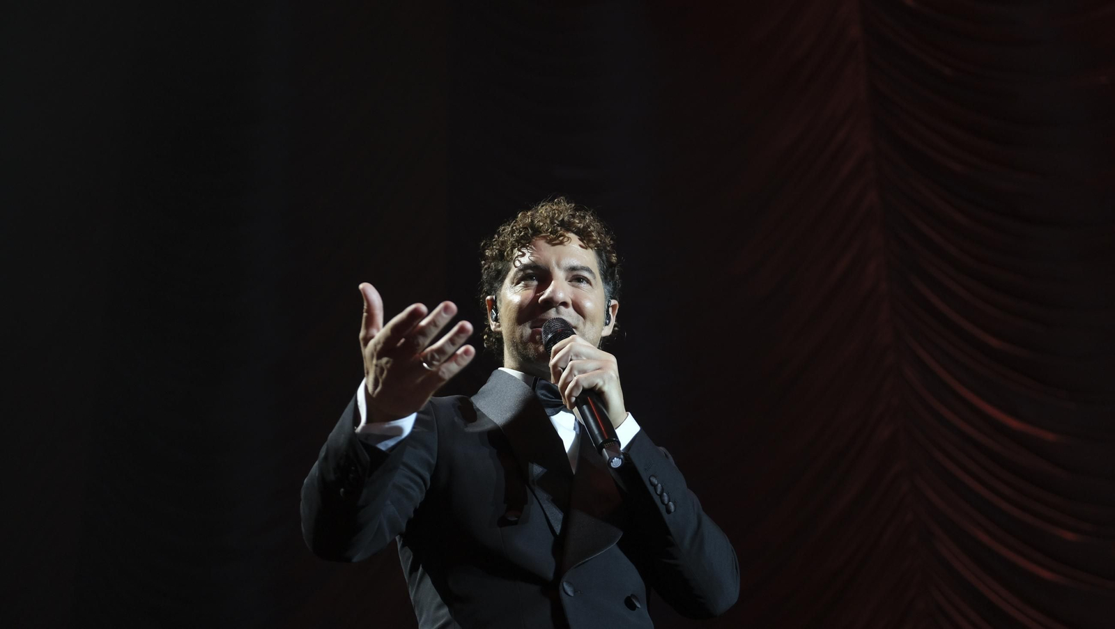 David Bisbal enamora a su Almería en el inicio de la gira 'Todo es Posible en Navidad', en fotografías