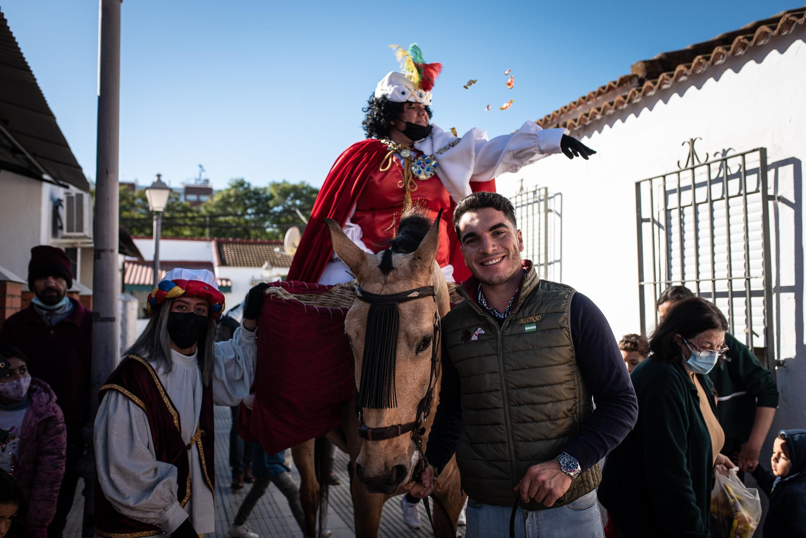 La visita de los Reyes Magos a los barrios de Huelva en imágenes