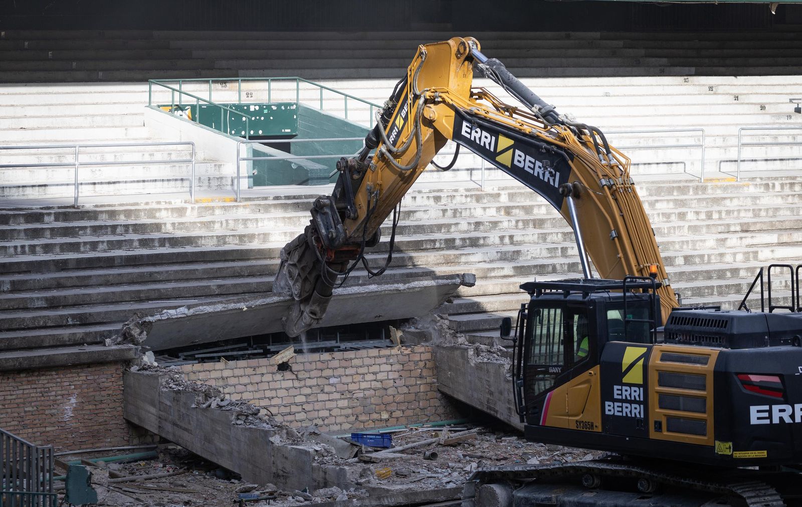 Las fotos de la demolición de la grada de Preferencia del estadio del Betis
