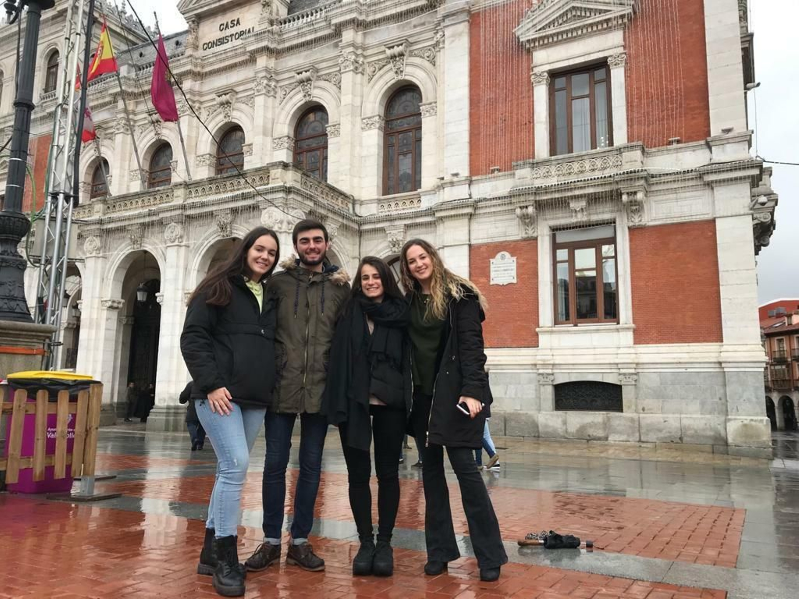 De izquierda a derecha, Celia Guzmán, Pepe Galindo, María del Mar Roda y María Alba, en la Plaza Mayor de Valladolid.