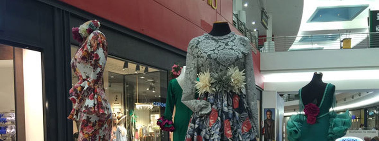 Los trajes de flamenca expuestos en en Centro Comercial