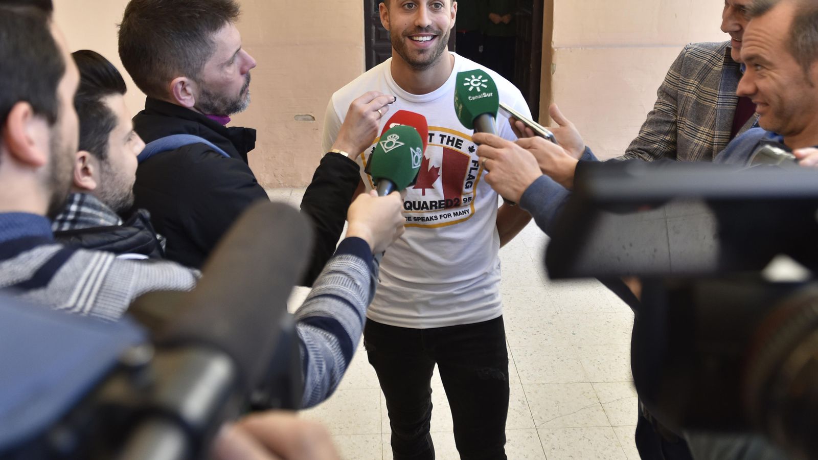 Camarasa atiende a los medios.