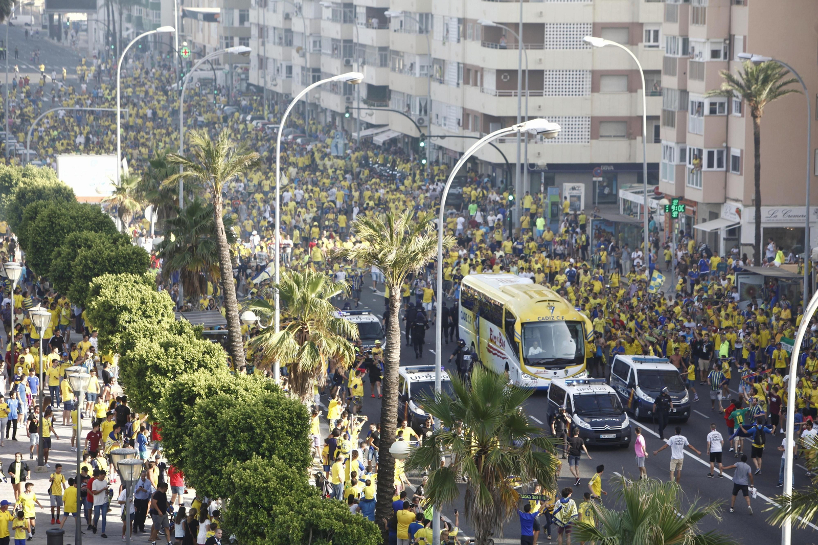 Espectacular recibimiento e incidentes con la Policía.