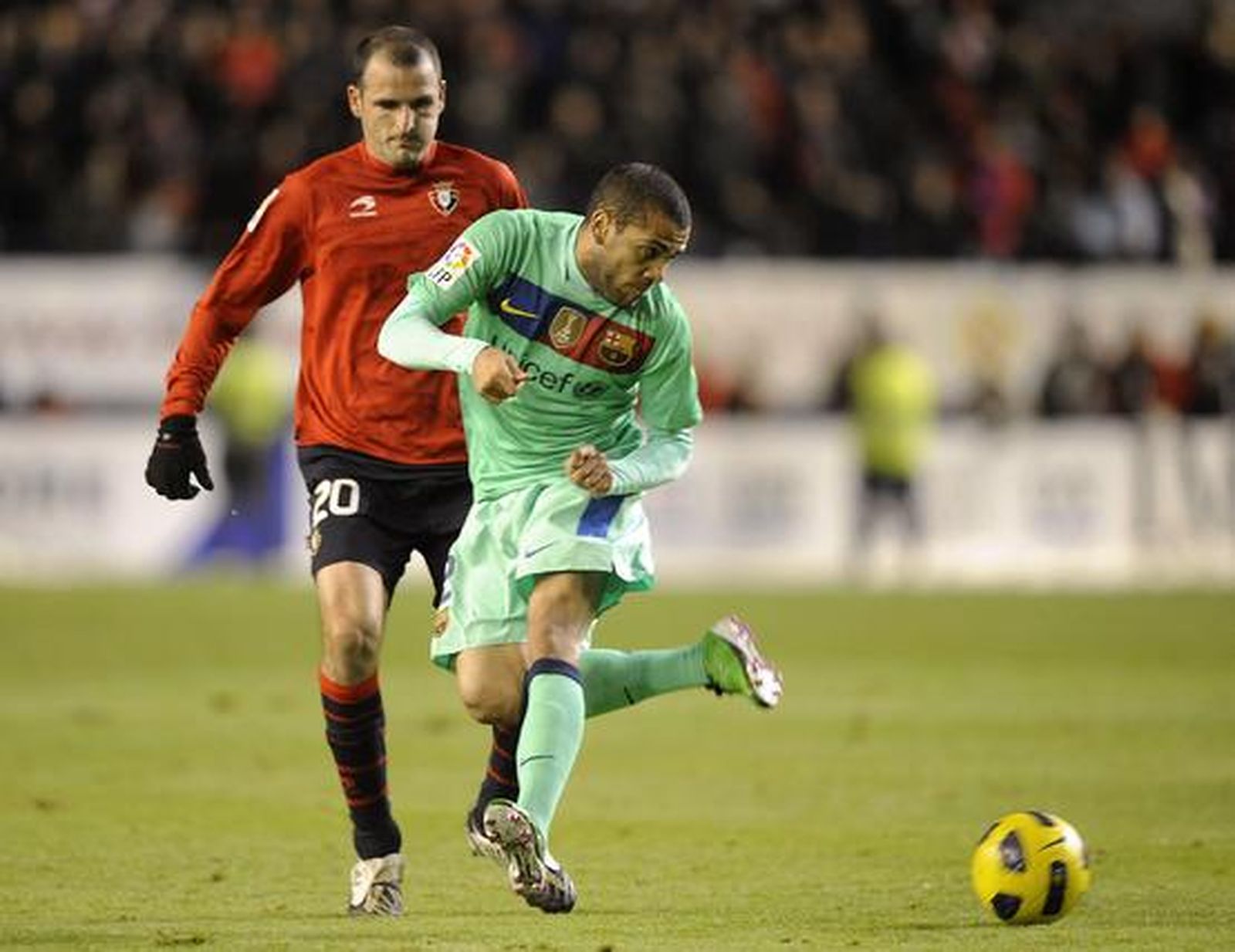 Alves pasa un balón de tacón. / AFP