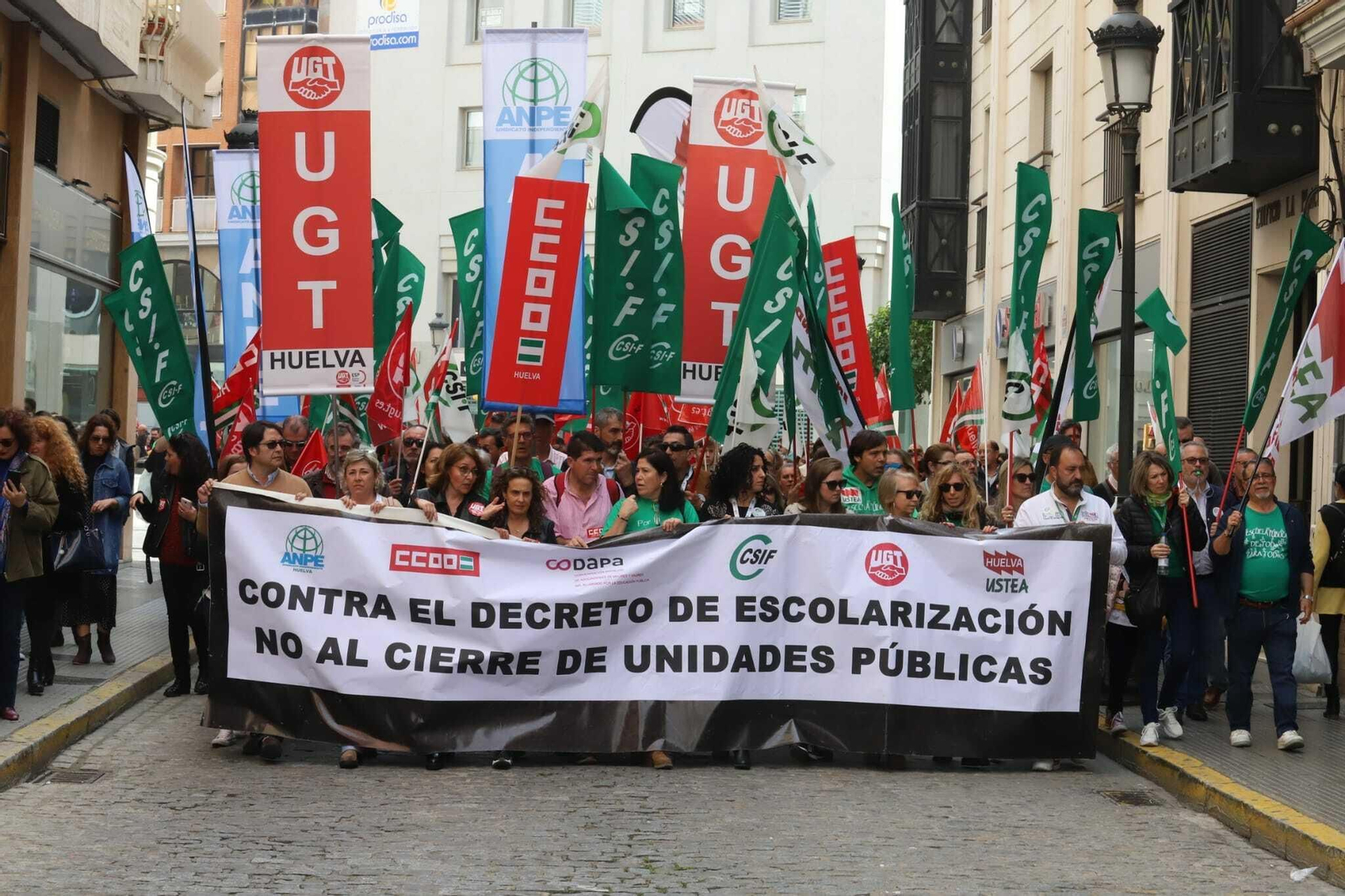 Manifestantes en la huelga educativa por las calles de Huelva.