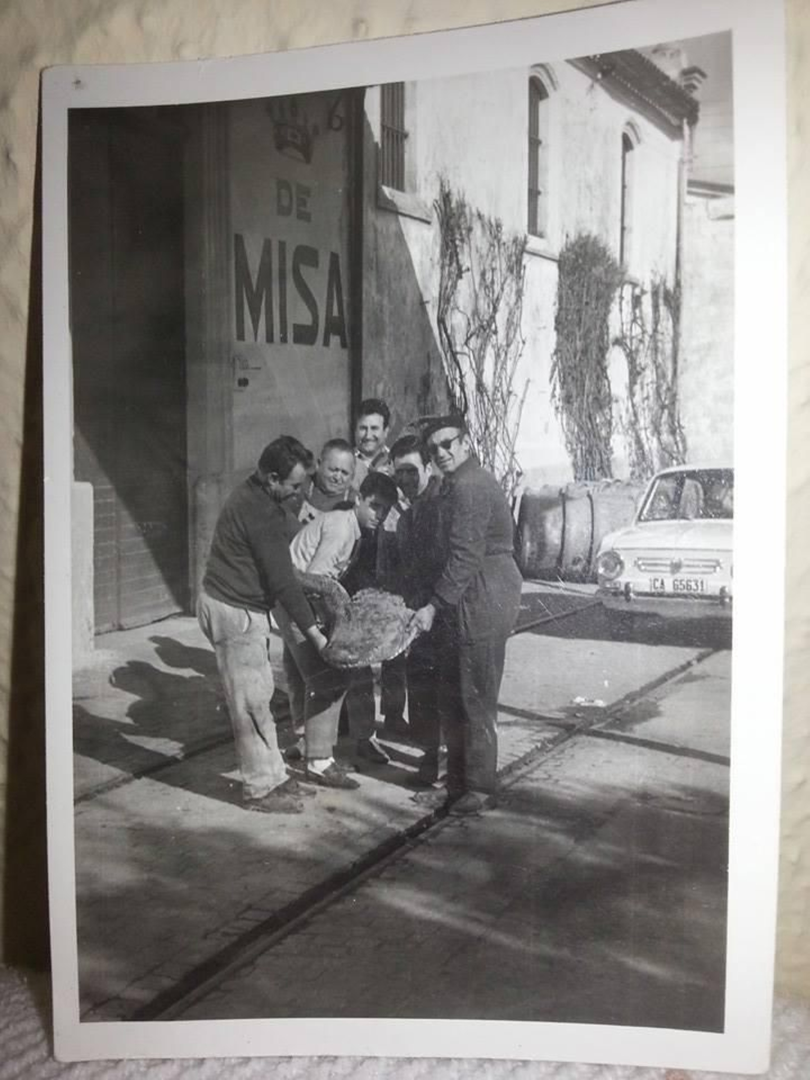 Personal de la bodega cargando con uno de los últimos caimanes.