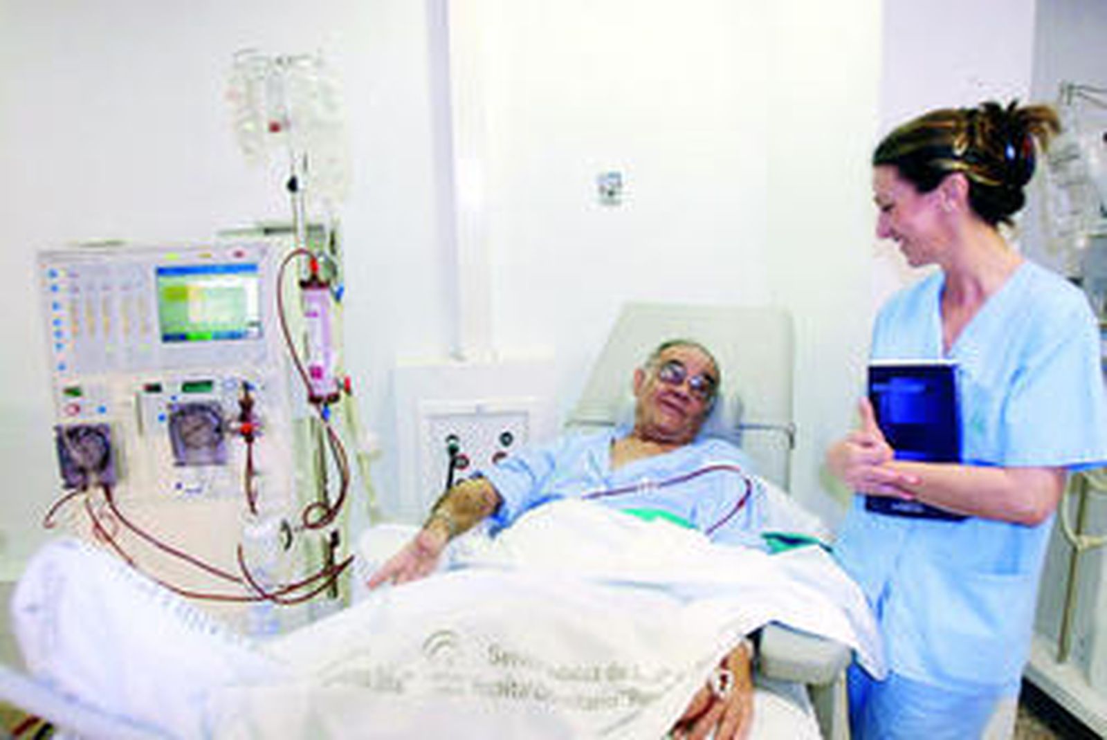 Un paciente sometido a diálisis durante una jornada de puertas abiertas organizada el año pasado por nefrólogos del Hospital Reina Sofía.