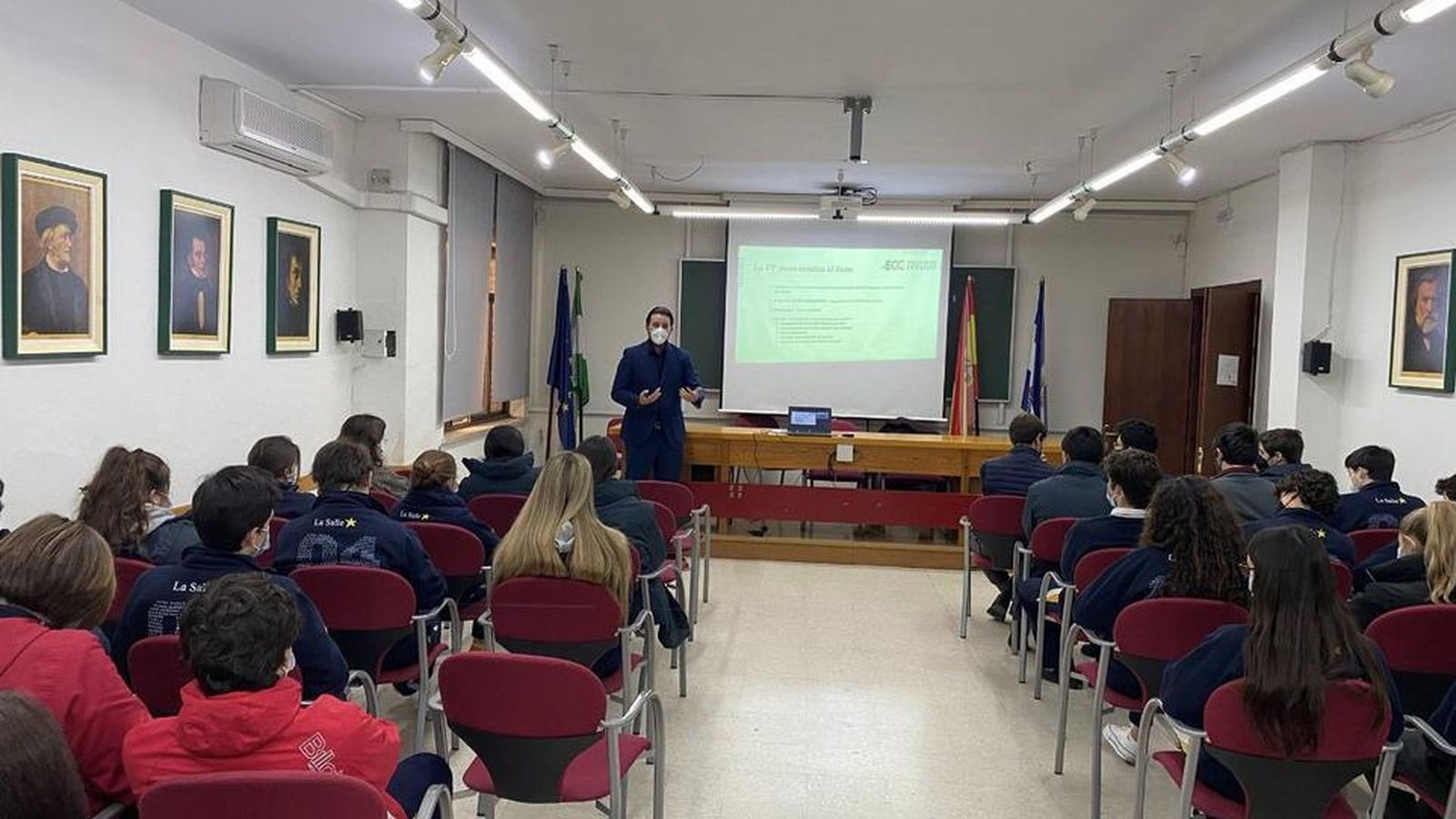 Alumnos durante una conferencia.
