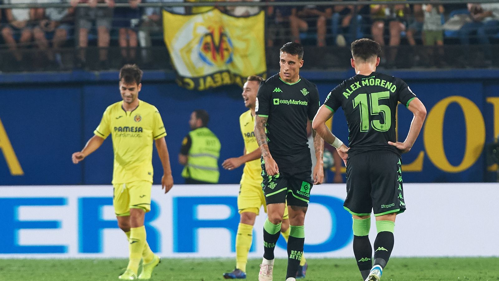 Tello y Álex Moreno, tras el tercer tanto del Villarreal.