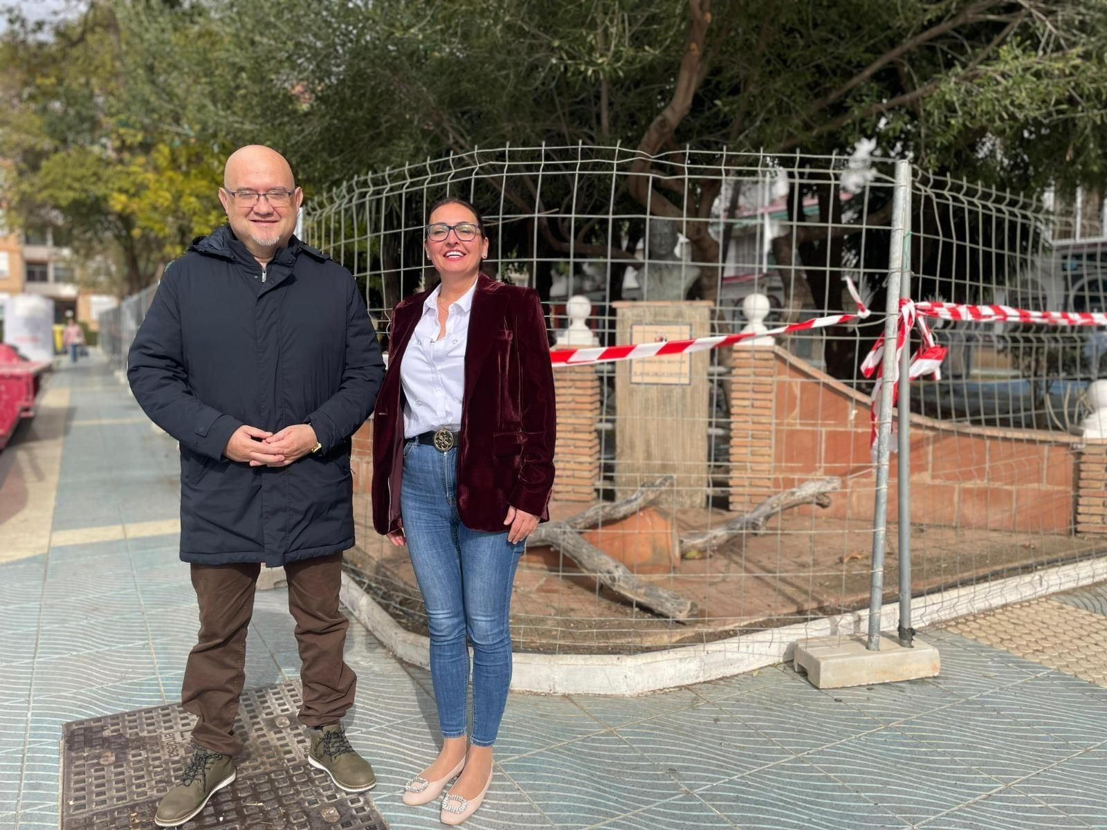 El primer teniente de alcalde de Vélez-Málaga, Jesús Pérez Atencia, junto con la concejala de Medio Ambiente, Rocío Ruiz, en el Parque de Las Yucas en Torre del Mar