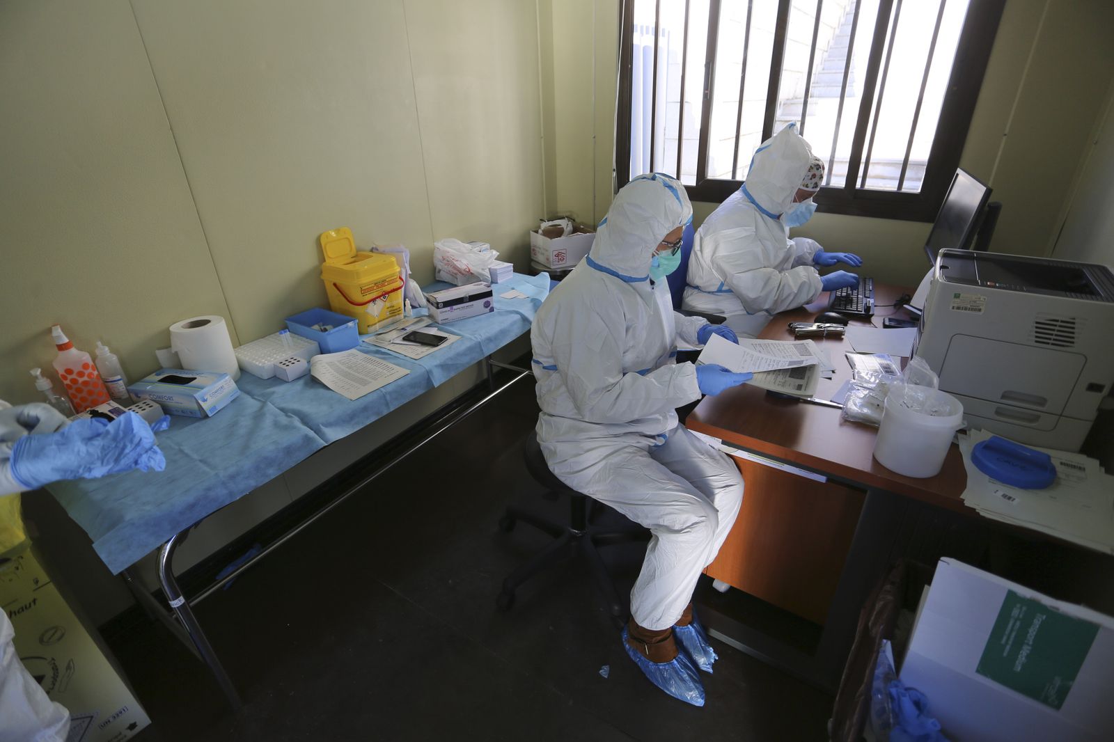 Sanitarios realizan pruebas para la detección del Covid.