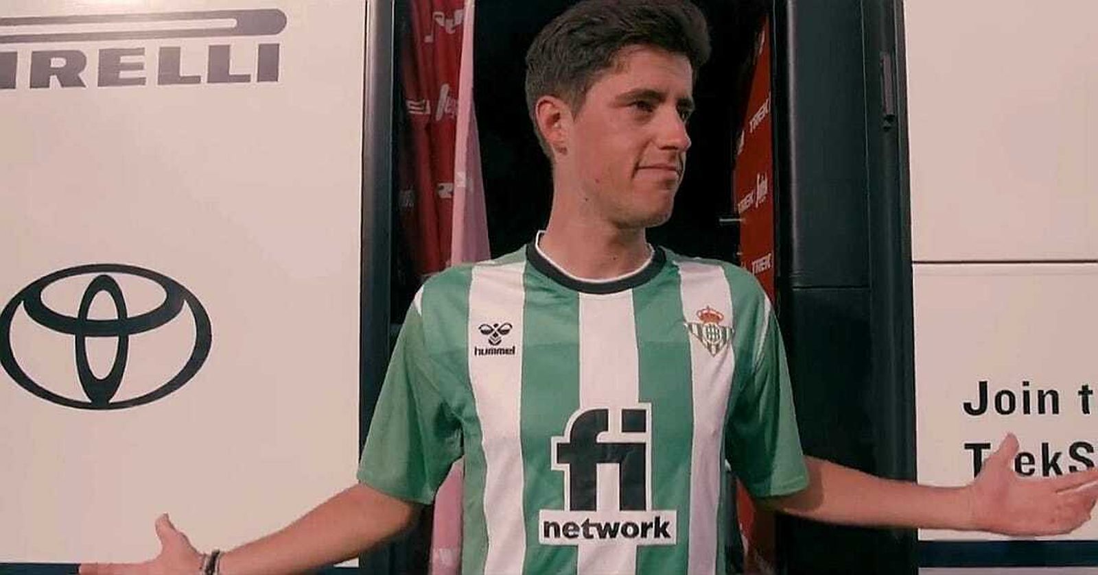 Juanpe López con la camiseta del Betis en el vídeo del Trek anunciando su renovación.