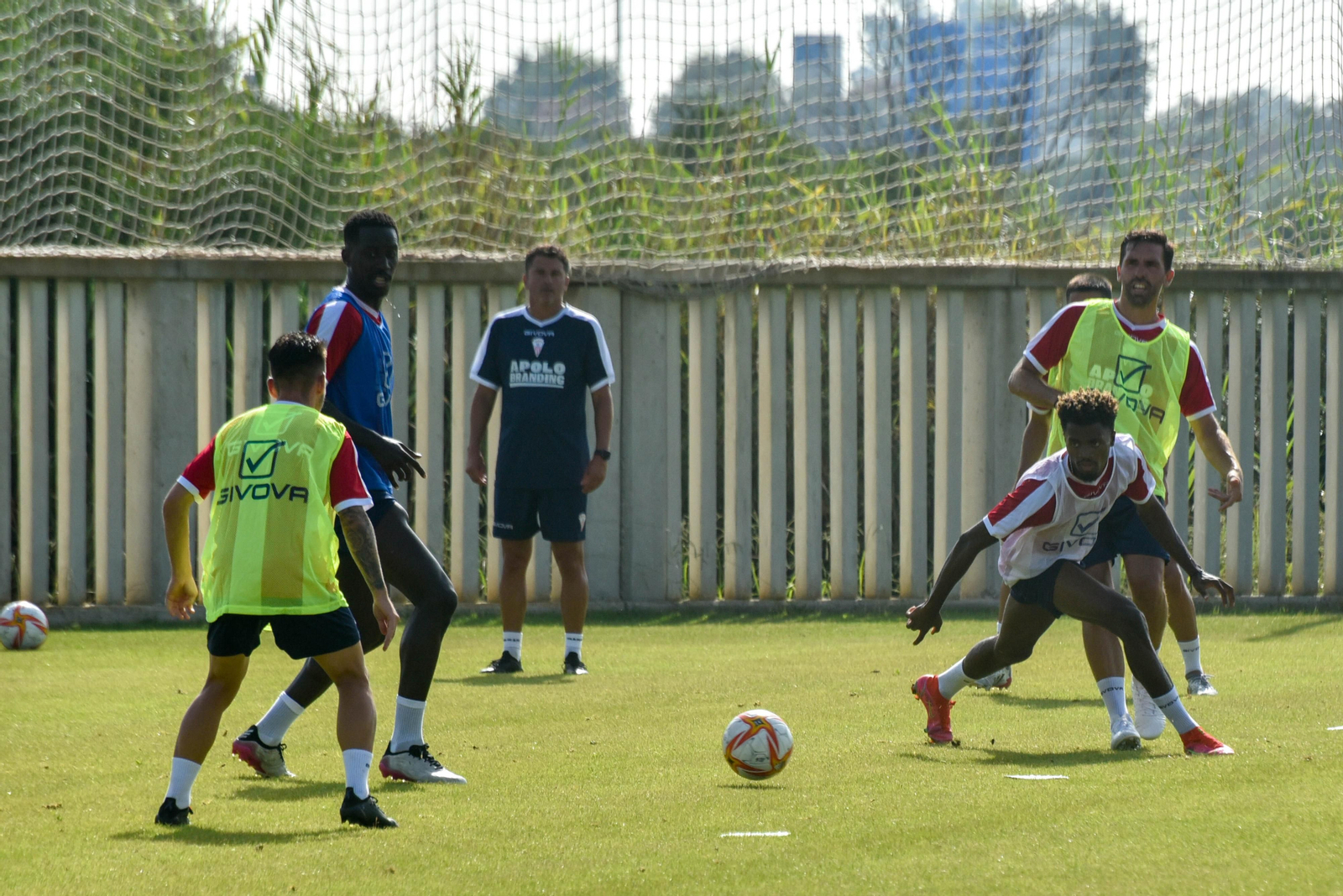 Wilfried Zahibo (izquierda) y Madger Gomes, en el entrenamiento de este lunes.
