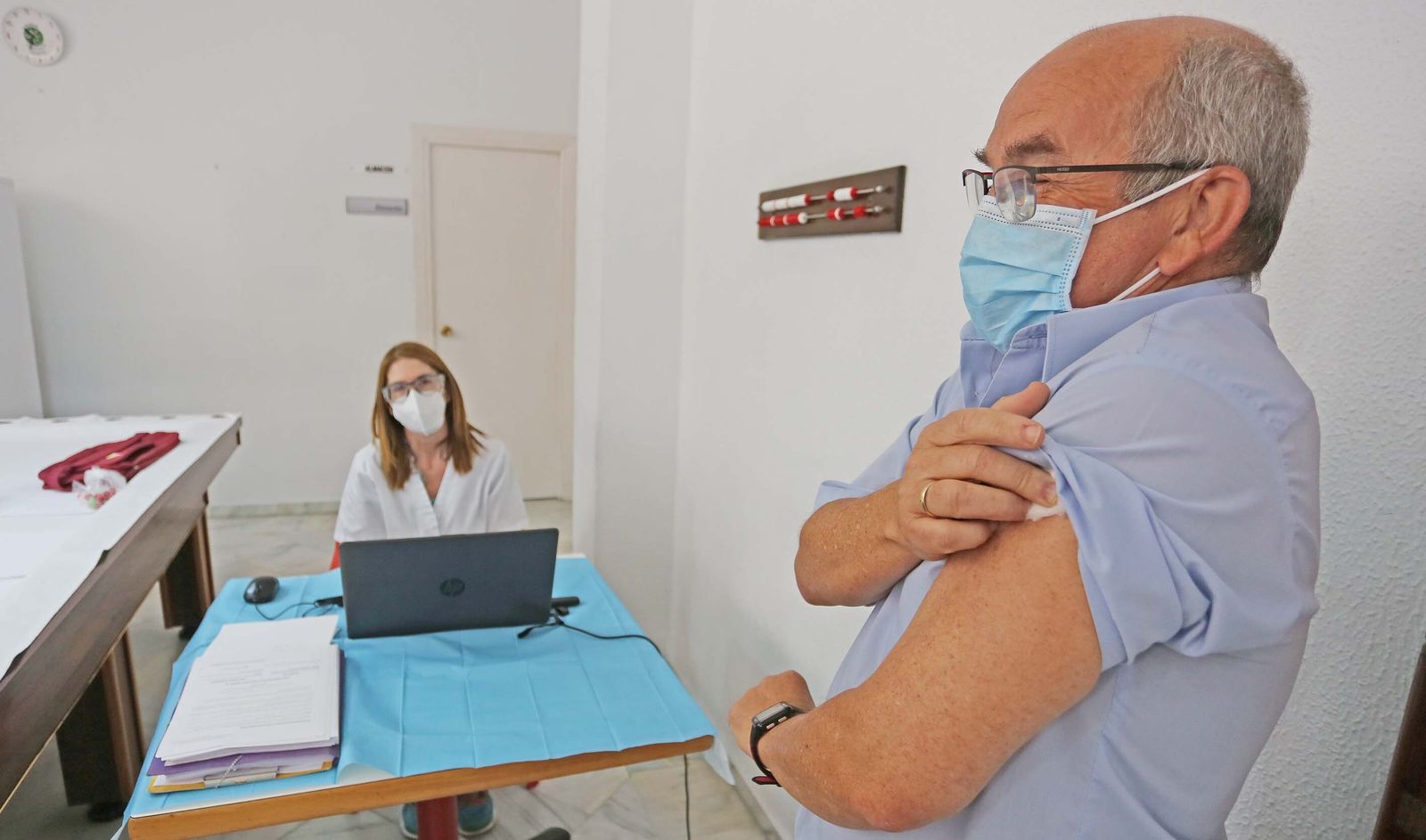 Vacunaciones en el centro de mayores de las Angustias de Jerez contra la gripe,Covid y neumonía