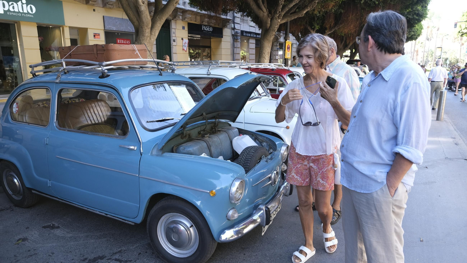 La exposición de Seat 600 y Mini Cooper en la Feria de Almería, en imágenes