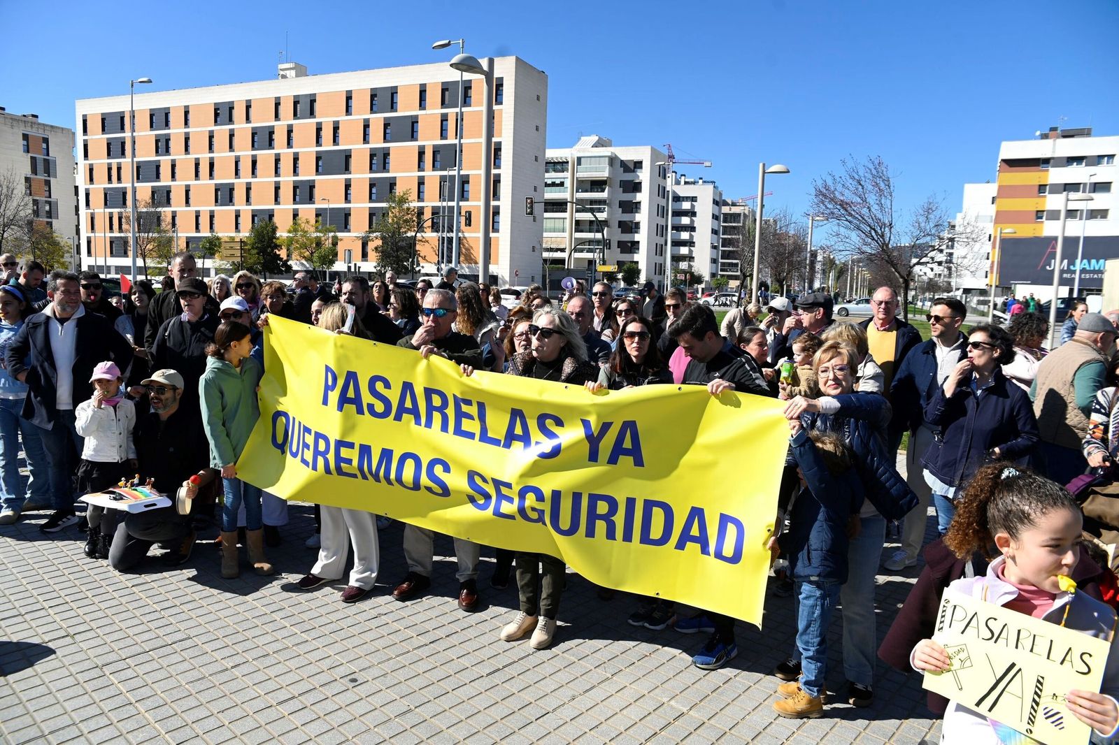 Las imágenes de la concentración de los vecinos de Turruñuelos por una pasarela peatonal sobre la ronda de Poniente