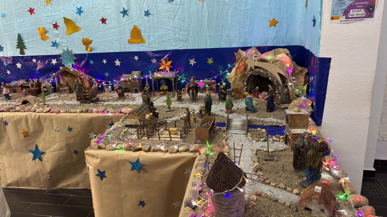 La Navidad llega a 'El Acebuche' gracias a los alumnos del CEPer 'Retamar'.