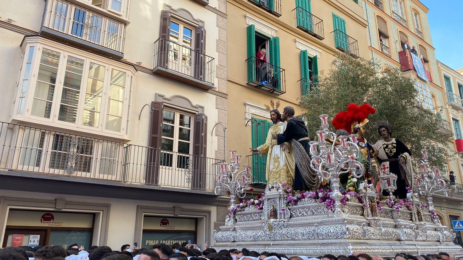 Nuestro Padre Jesús del Prendimiento avanza por calle Carretería. Nuestro Padre Jesús del Prendimiento avanza por calle Carretería.
