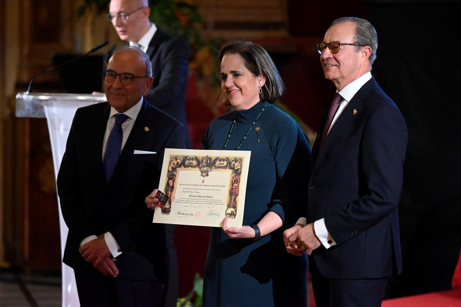 Ls imágenes de la entrega de insignias y la Medalla de Oro del Real Círculo de la Amistad de Córdoba