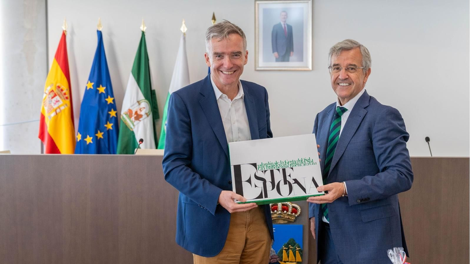 Una imagen del alcalde de Estepona y el embajador de Reino Unido en España.