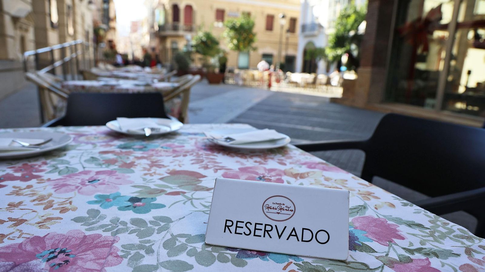 Cartel de reservado sobre la mesa de un restaurante en Huelva.