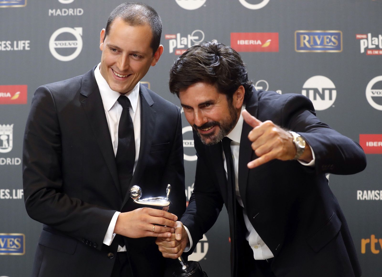Hernan Zin y Olmos Figueredo, tras recibir el  premio Platino a la  Mejor Pelicula Documental  por Nacido en  Siria .
