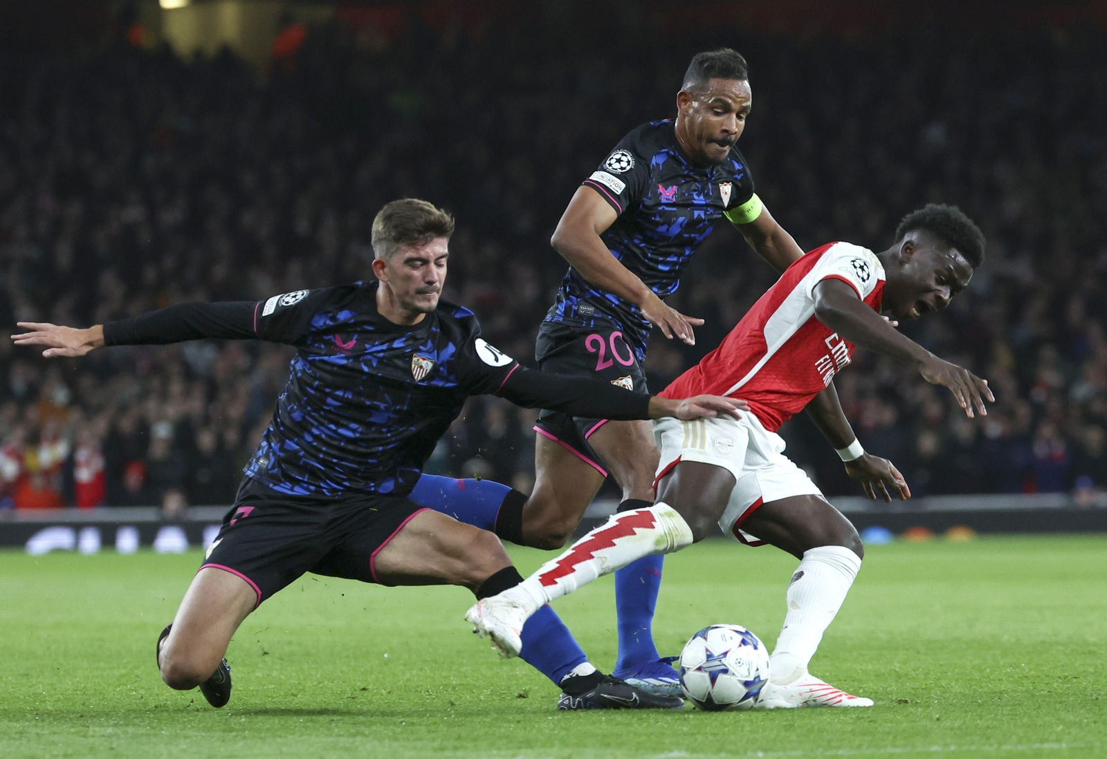 Kike Salas y Fernando tratan de frenar a Saka.