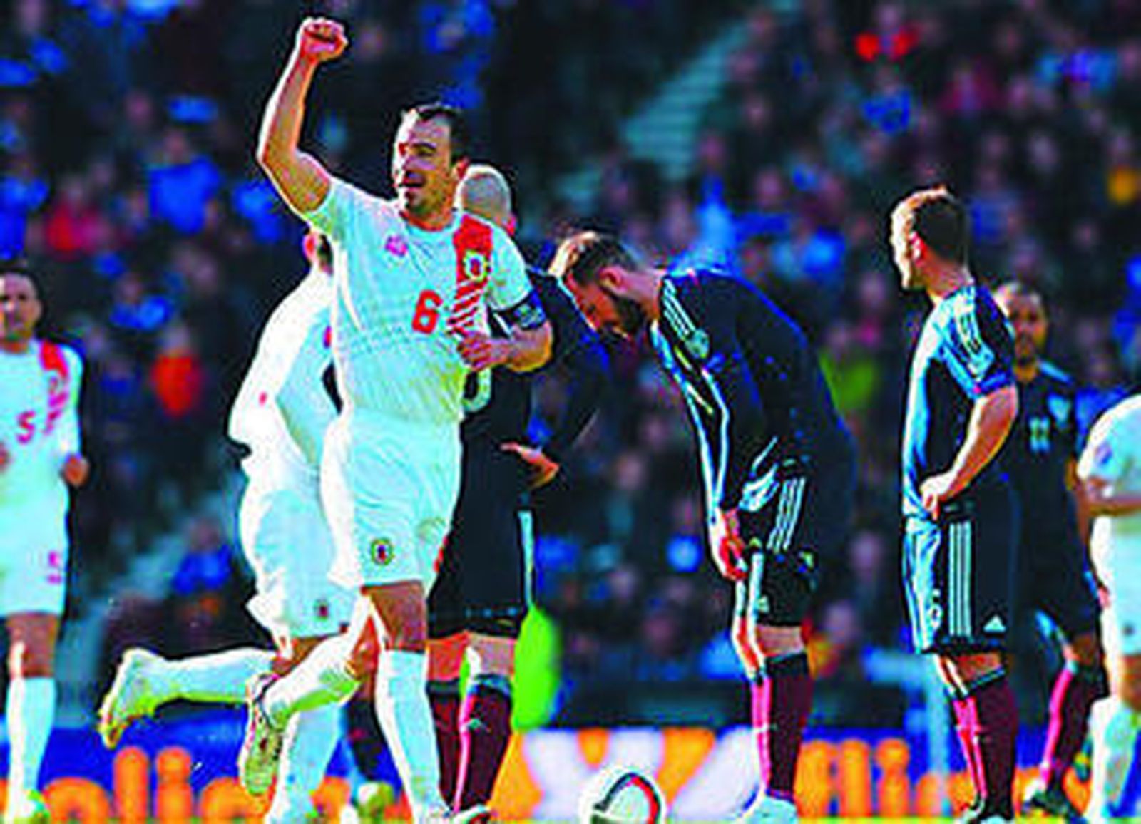 Lee Casciaro, capitán de Gibraltar, celebra el primer gol oficial de la escuadra del Peñón, ayer en Escocia.