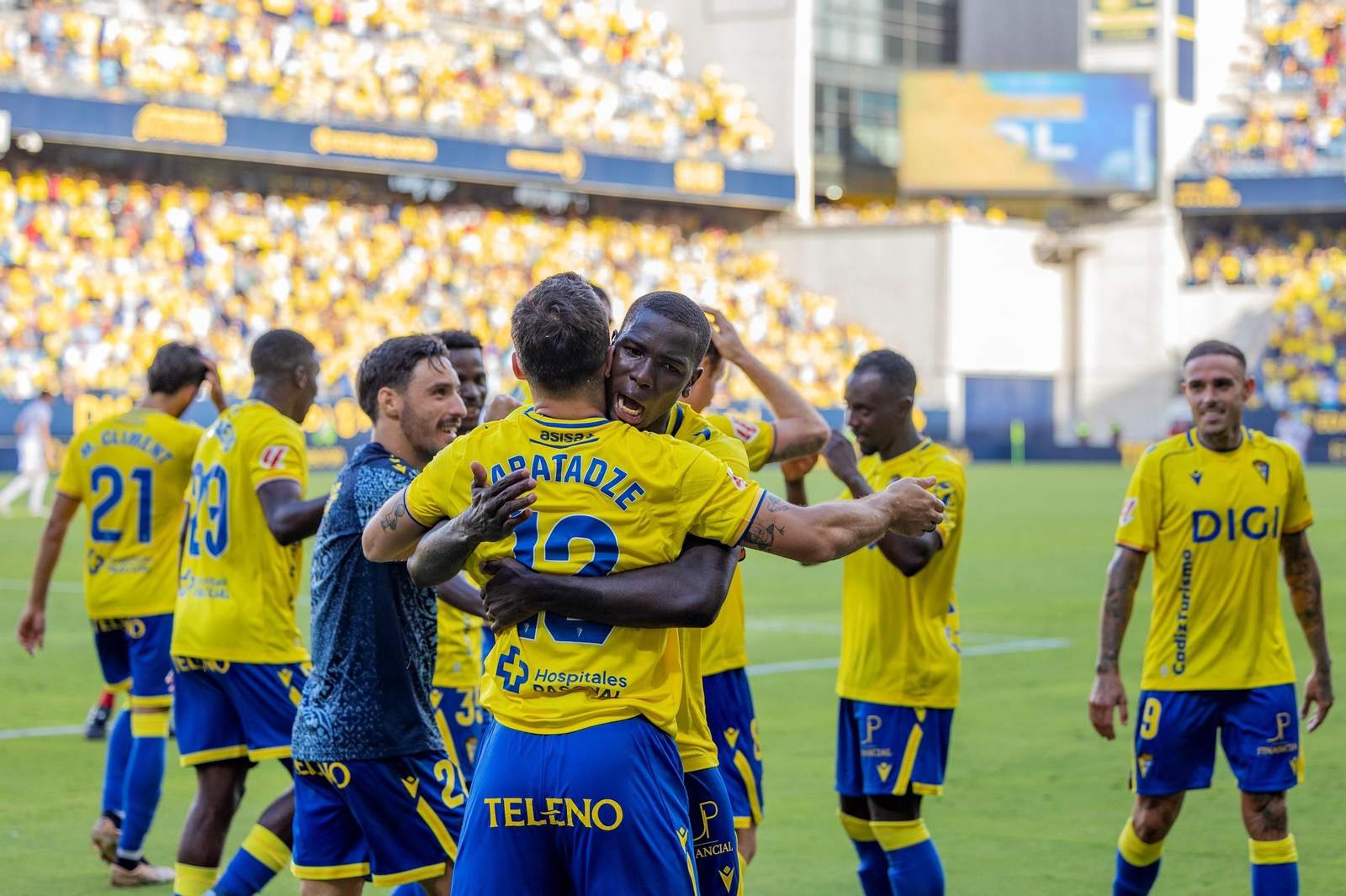 Celebración del gol de Tabatadze en el Cádiz-Albacete.