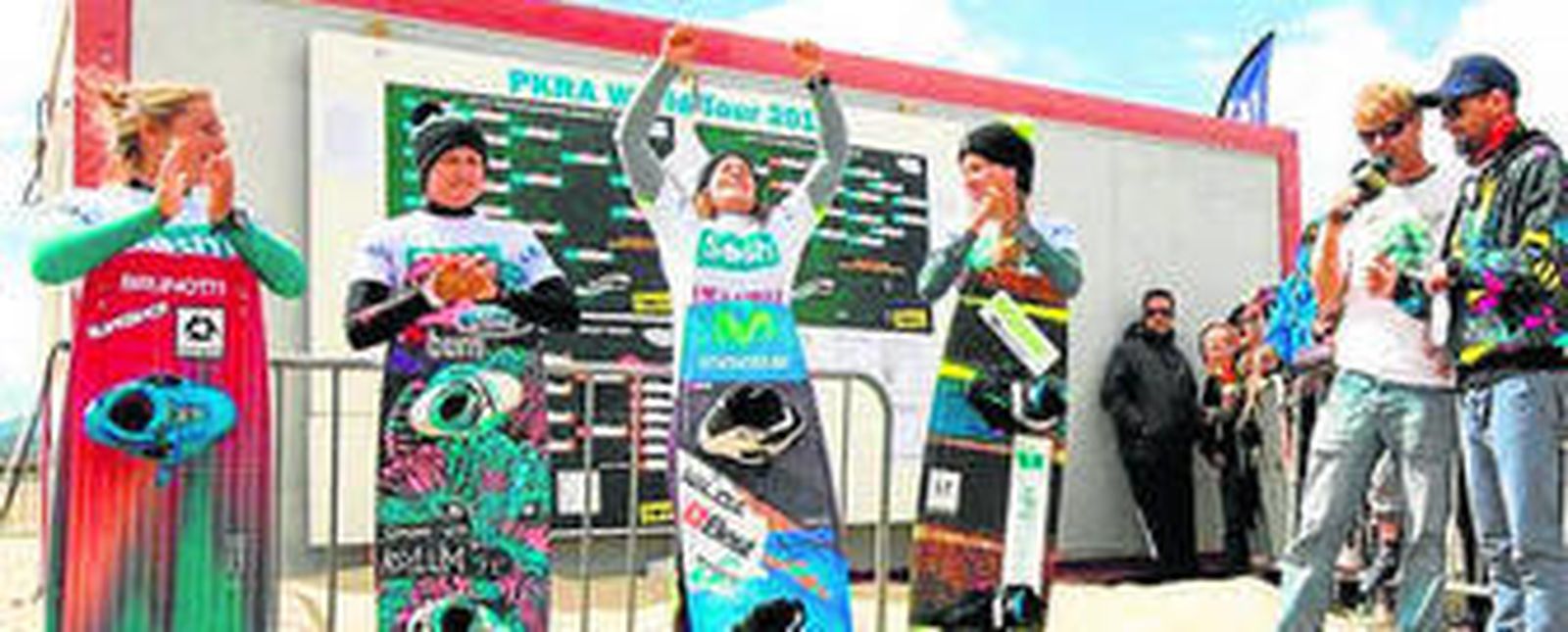 Gisela Pulido alza los brazos tras ganar en Francia.