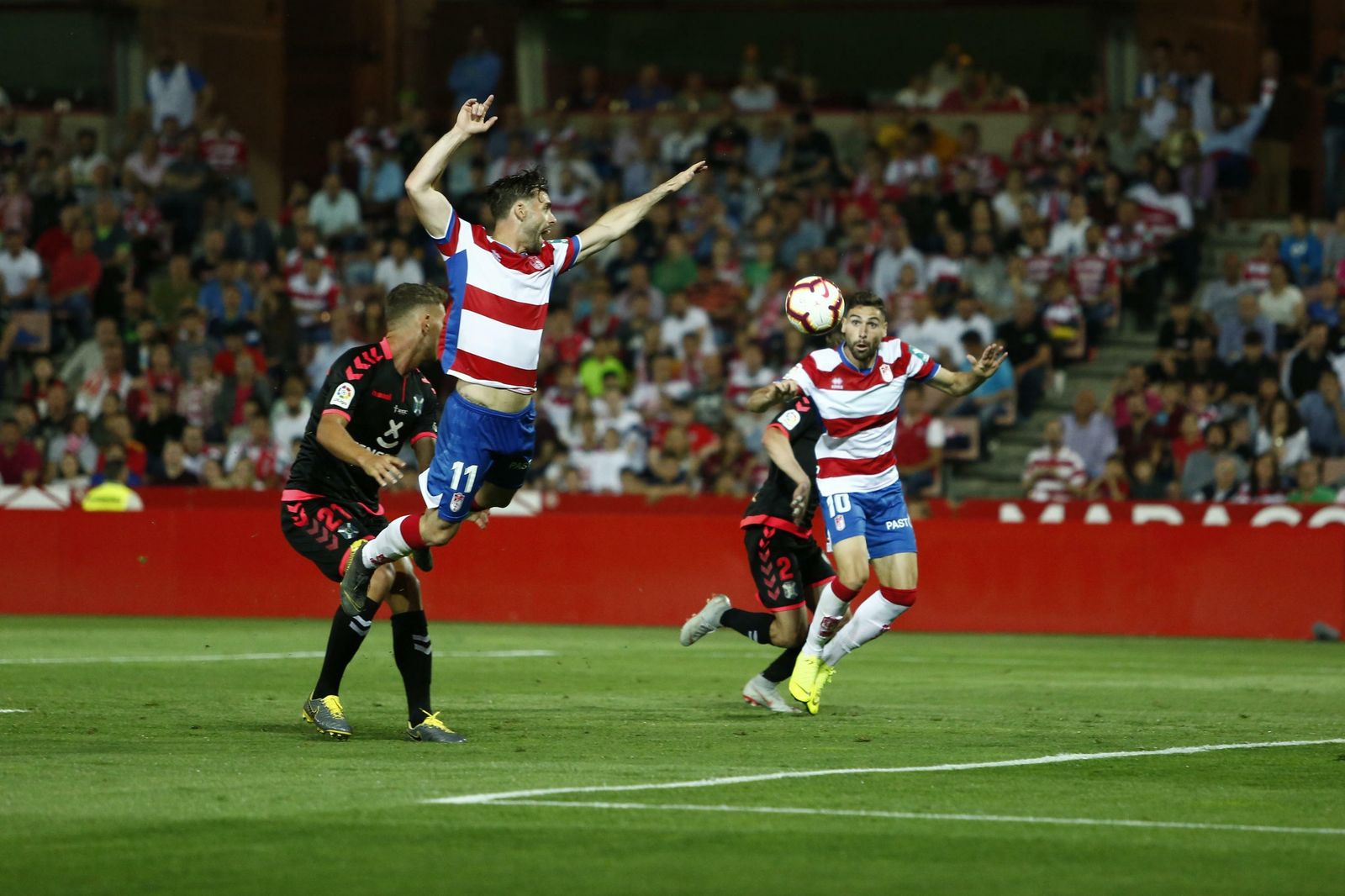 Rodri trata de remata un centro lateral con Puertas a la espera.