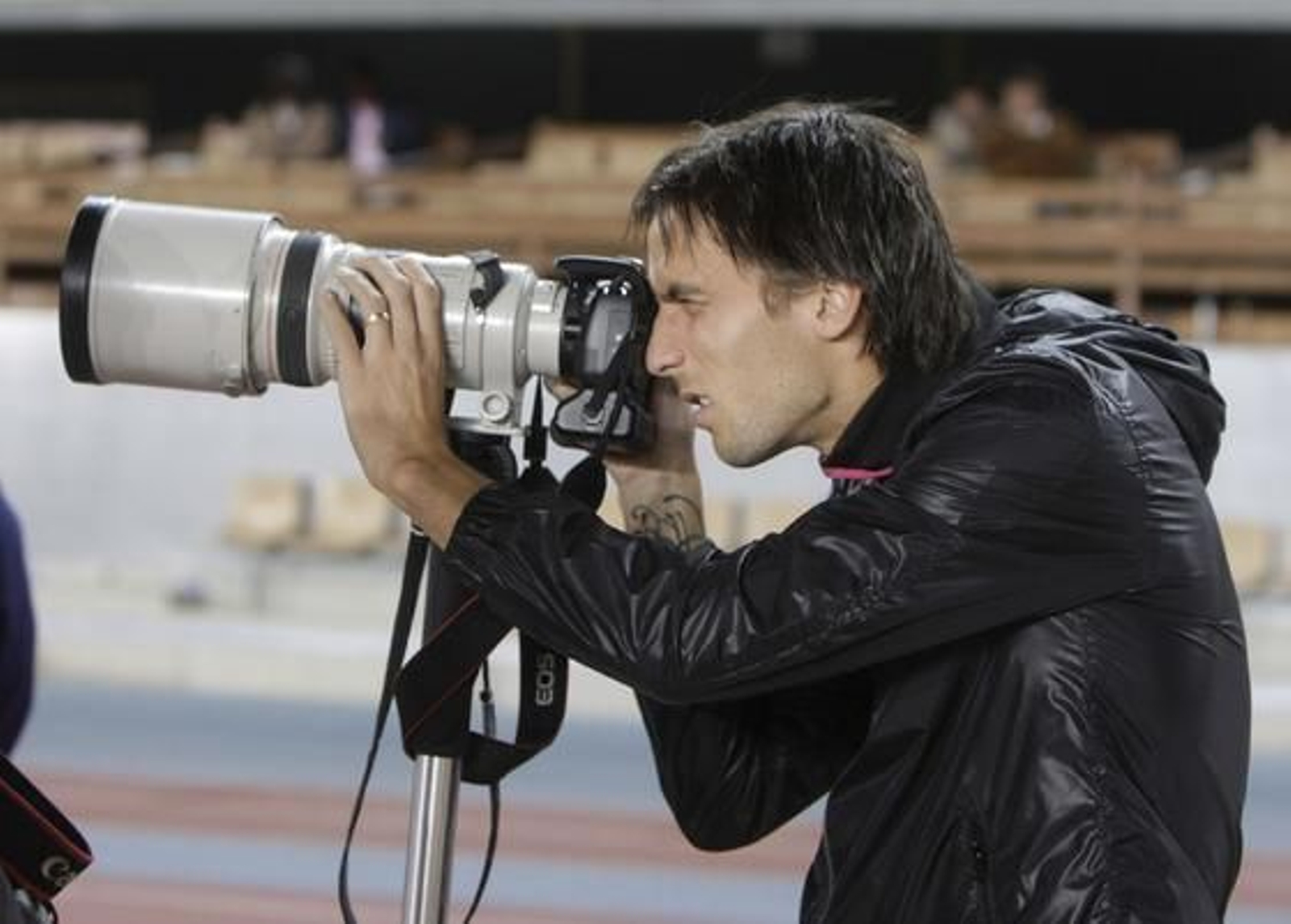 Óscar Díaz se divierte en los prolegómenos del encuentro con las cámaras fotográficas de algunos compañeros de la prensa gráfica. 

Foto: Juan Carlos Toro