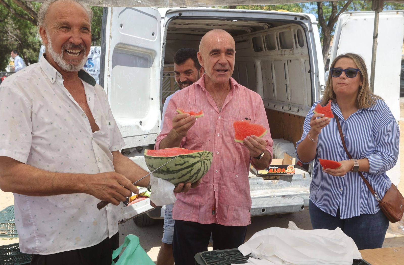 Antonio Muñoz se come una sandía en un puesto del mercadillo de Pino Montano.