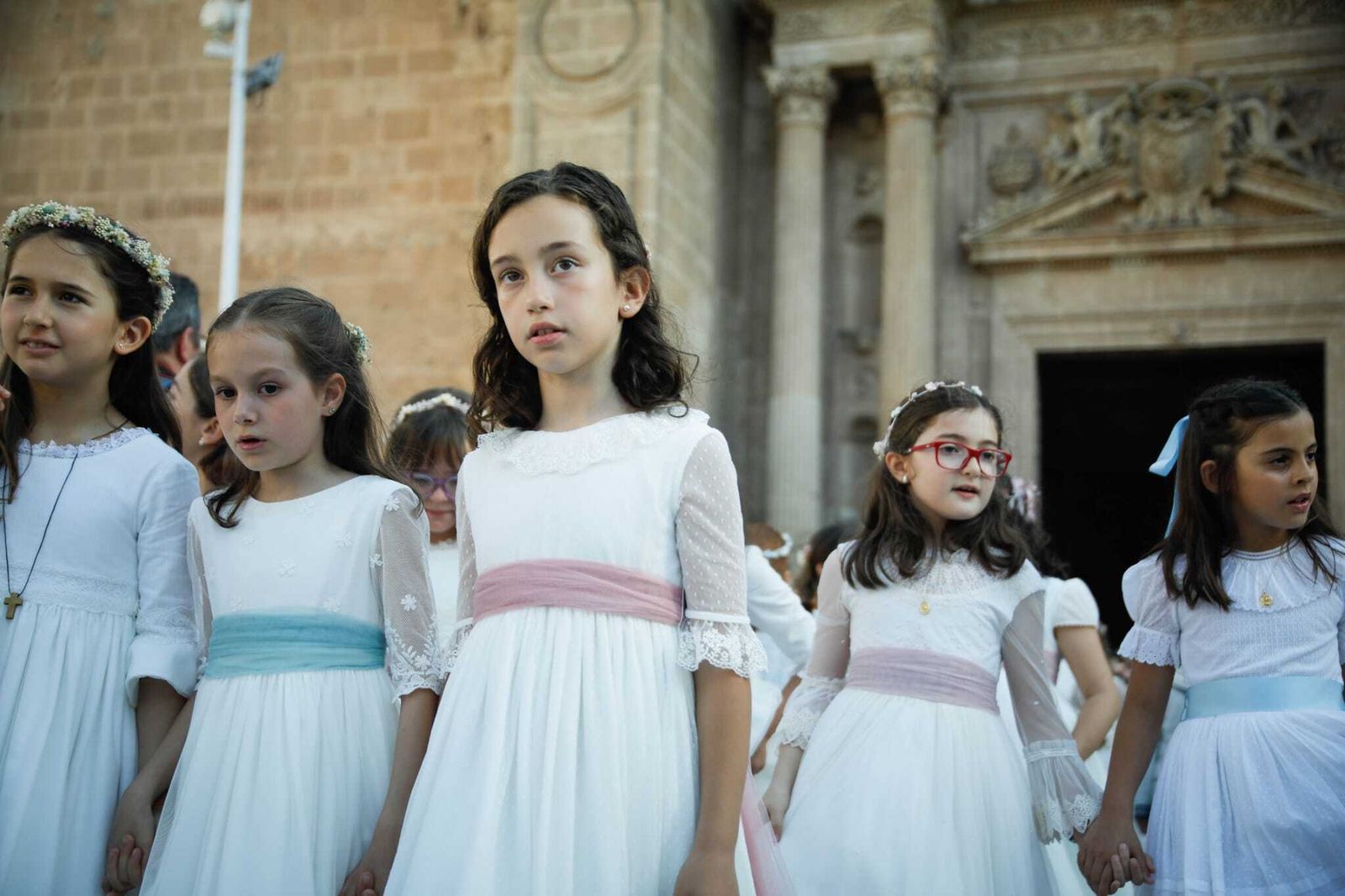 Imágenes de la procesión del Corpus Christi en Almería: así han sido la misa y la posterior marcha por la capital