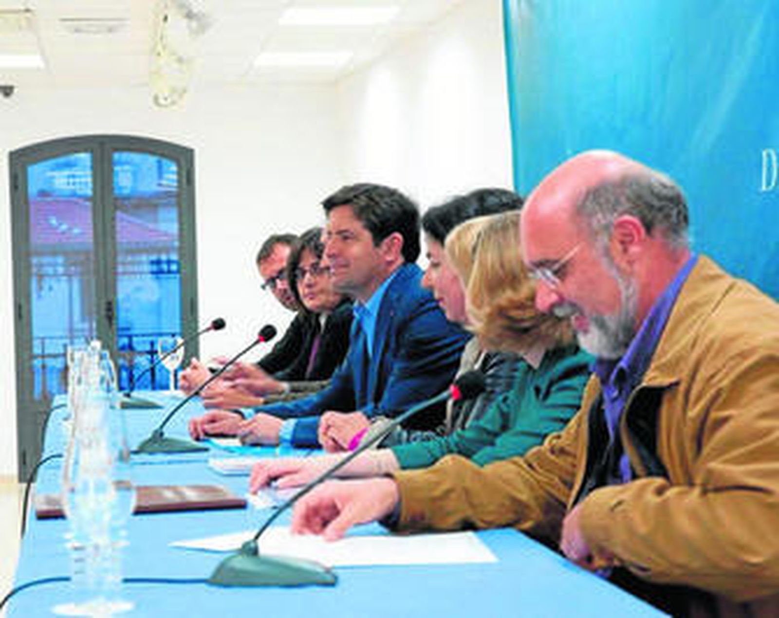 Juan Serrato, en el centro, anuncia el fallo del jurado del XXXI Premio de Poesía Juan Ramón Jiménez.