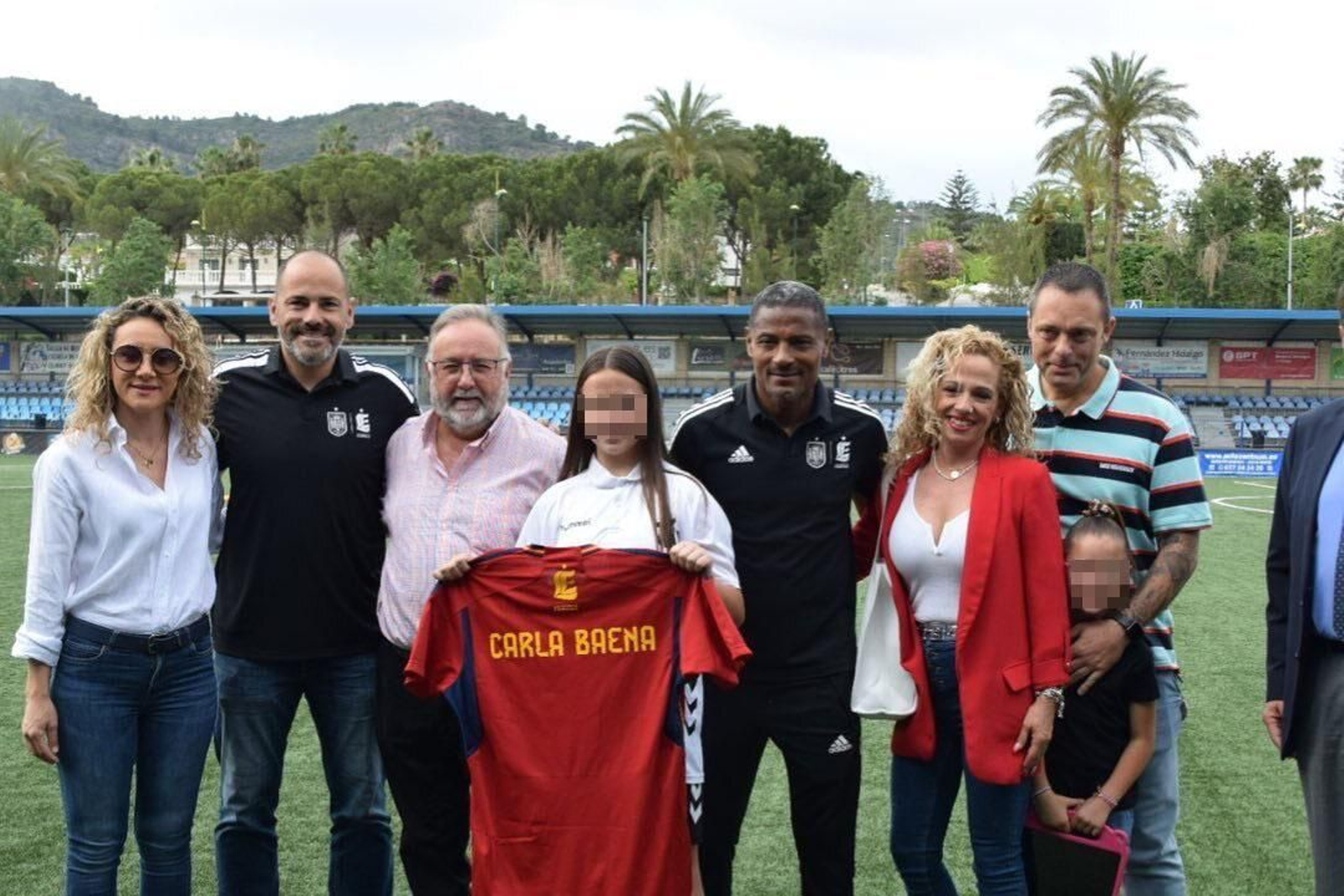 Carla muestra la camiseta que le regalaron. Carla muestra la camiseta que le regalaron.