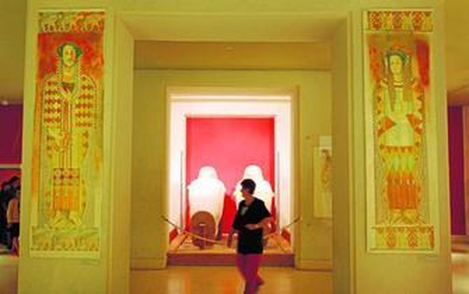 Los dibujos contemporáneos de Asunción Jódar sobre los sarcófagos antropoides del Museo de Cádiz.