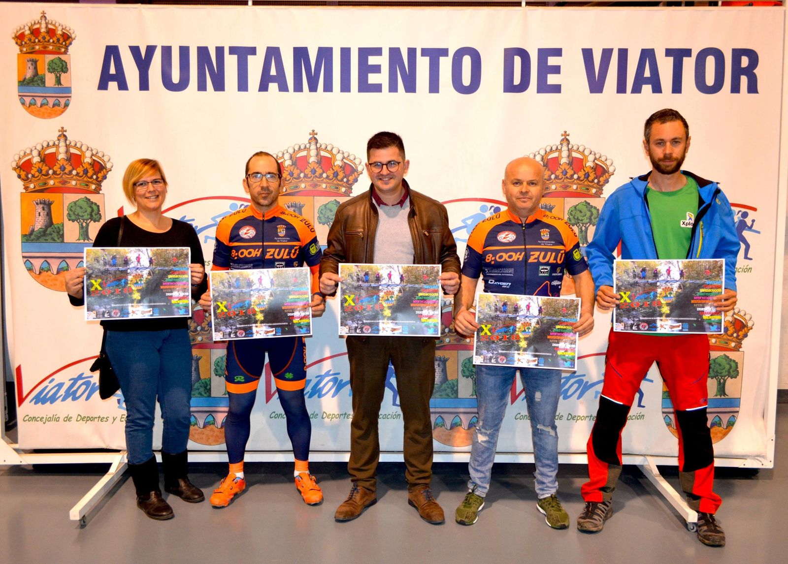 El concejal de Deportes Manuel Palenzuela, junto con monitores deportivos de las empresas colaboradoras.