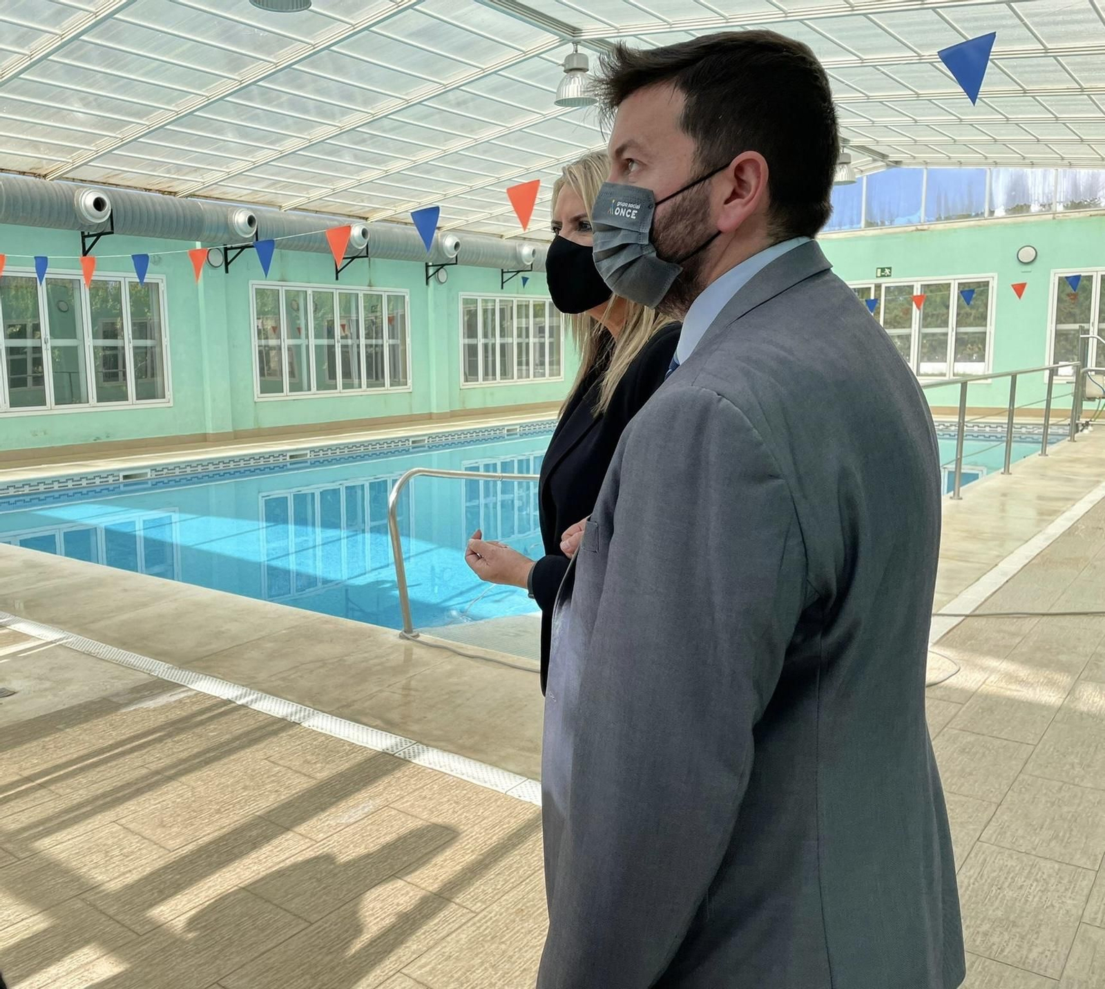 Un momento de la visita del director de la ONCE en Huelva al Hotel Sierra Luz.