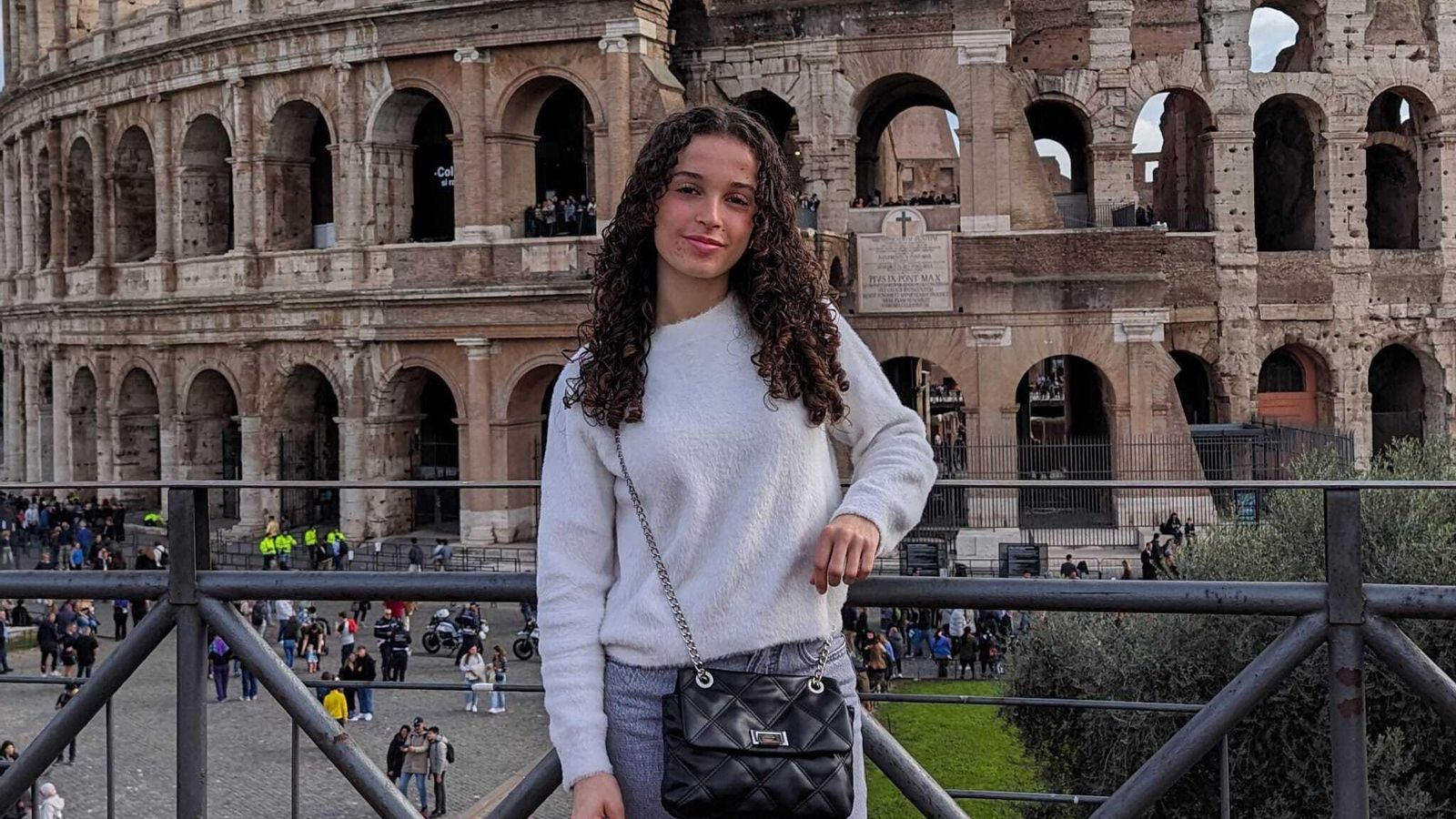 Sofía Sierra, en un viaje a Roma delante del Coliseo.