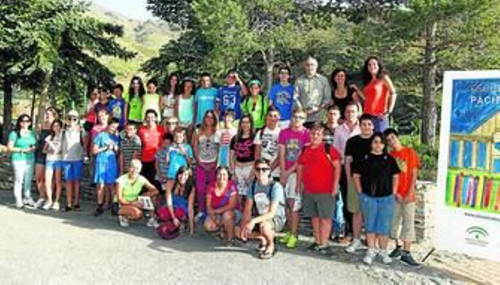 El equipo de profesionales y monitores junto a los jóvenes participantes del campamento de verano.